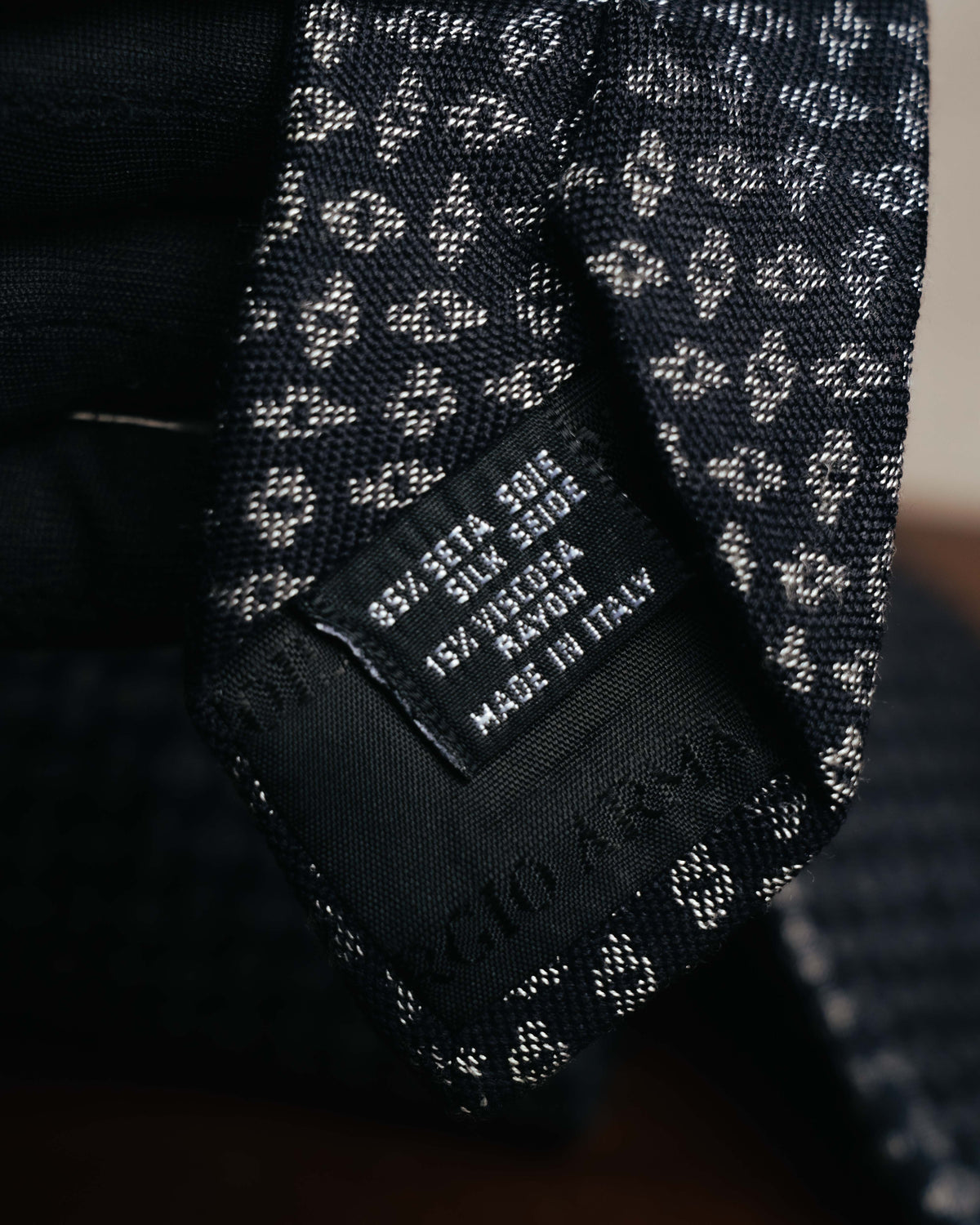 GIORGIO ARMANI、CRAVATTE、MADE IN ITALYの表記が入る織りネームのクローズアップ。裏地にもブランドネームを織り込んだジャカードが確認できるカット。