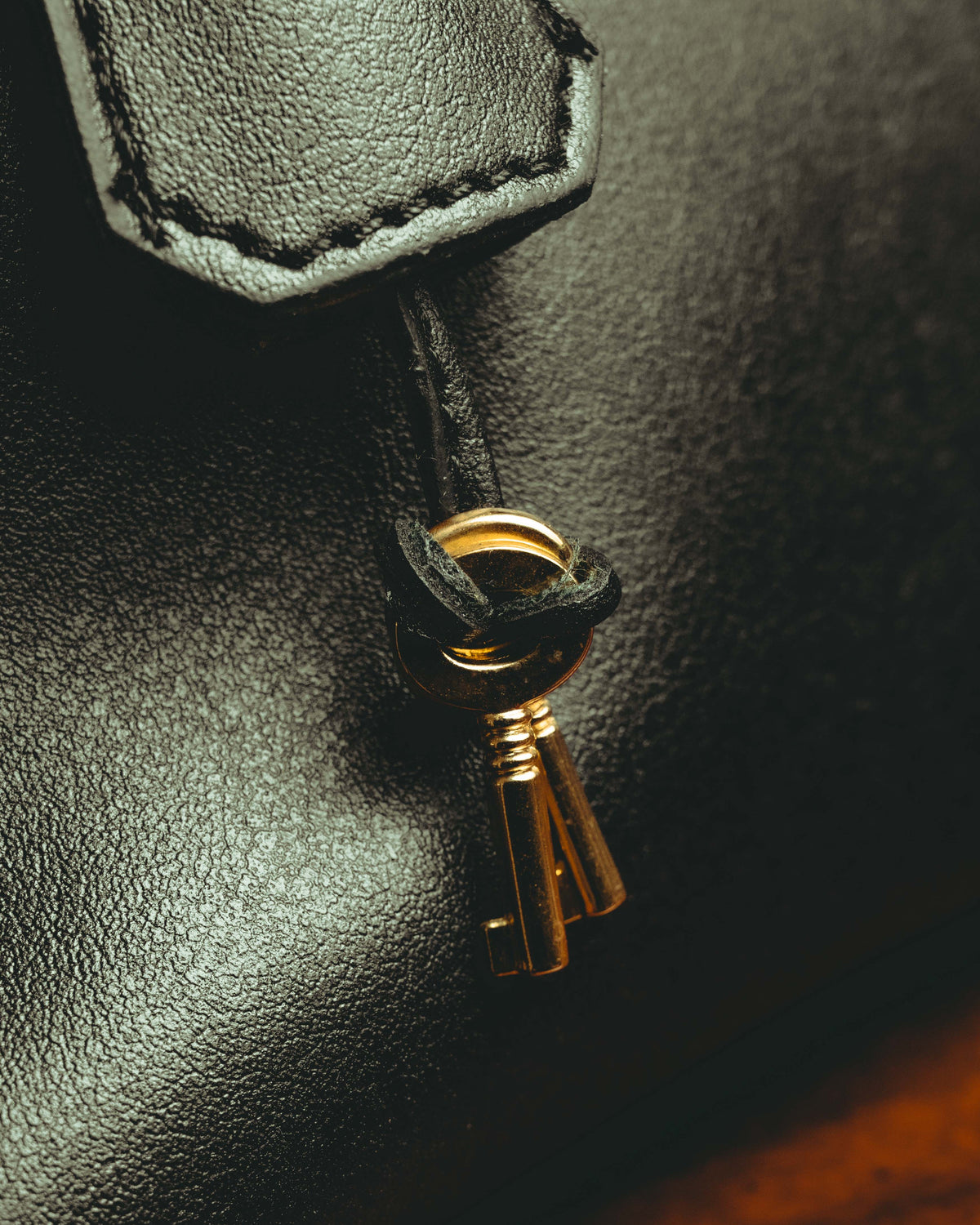 -SPECIAL- “Pierre Cardin” 90’s-00’s Belted flap leather top handle bag