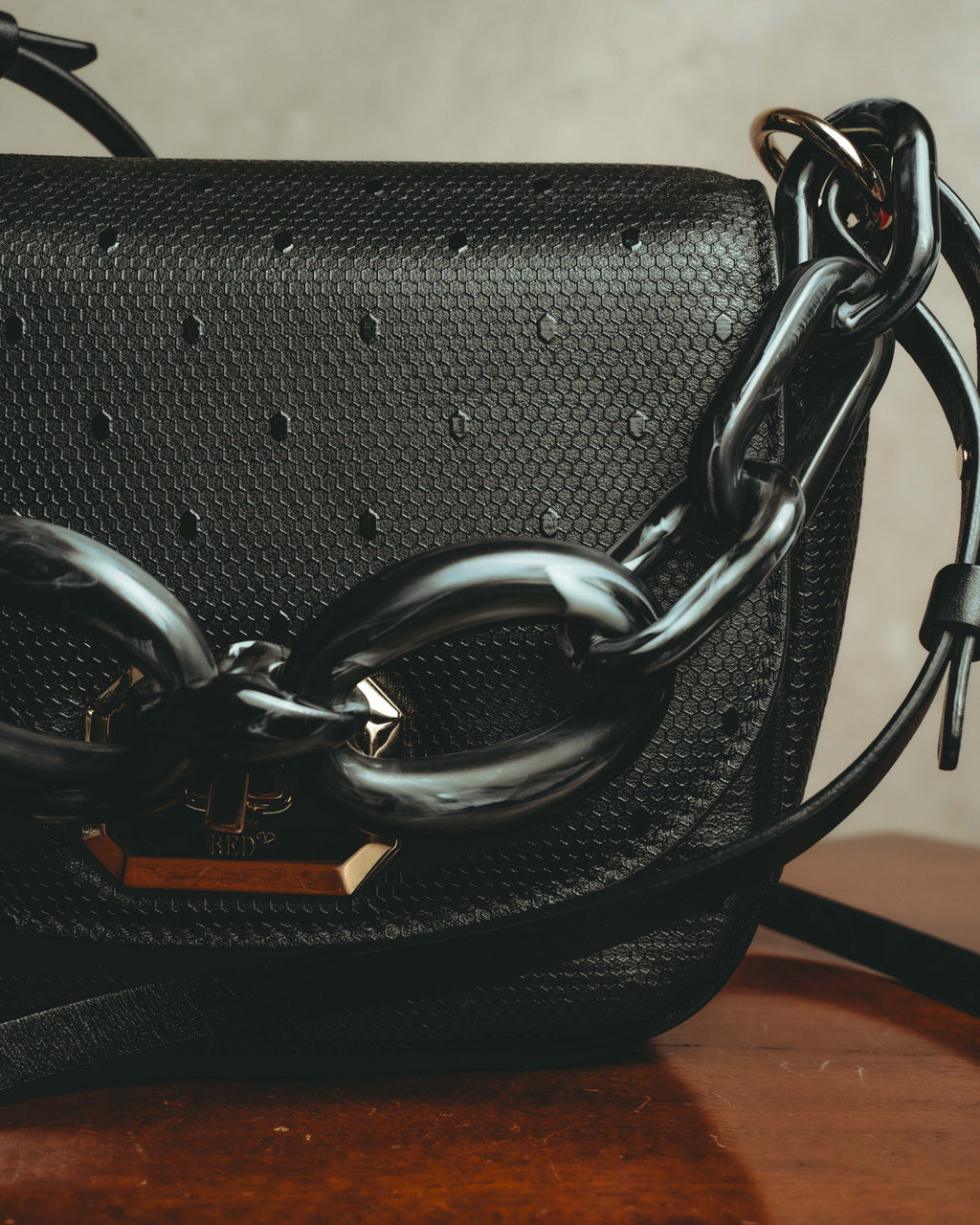 -SPECIAL- “RED VALENTINO” 20’s Minimaxi chain textured leather crossbody bag