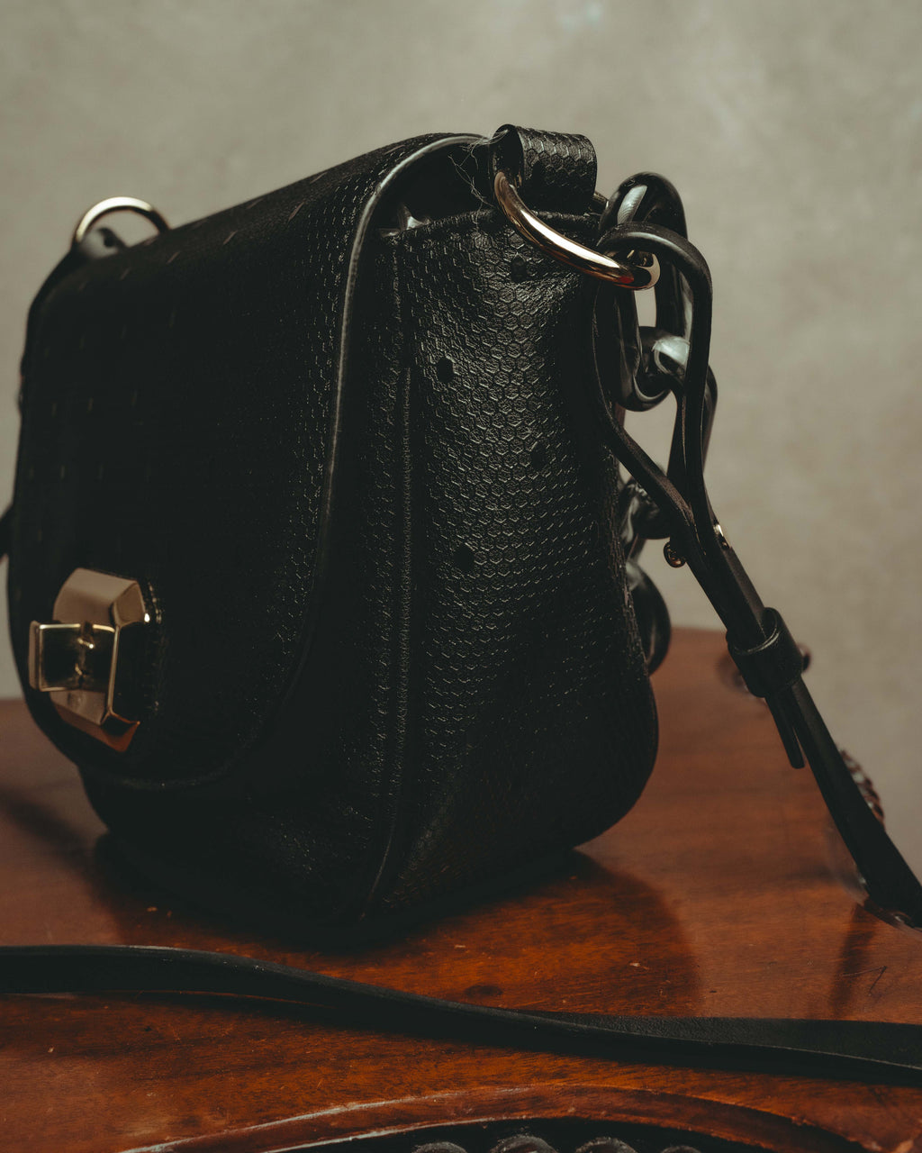 -SPECIAL- “RED VALENTINO” 20’s Minimaxi chain textured leather crossbody bag