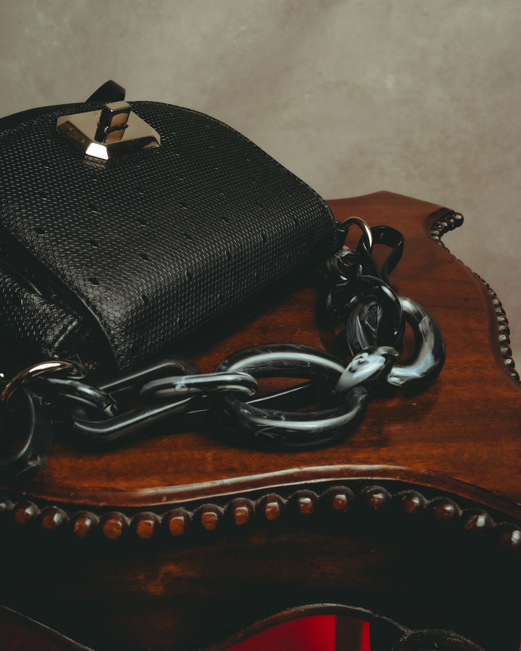 -SPECIAL- “RED VALENTINO” 20’s Minimaxi chain textured leather crossbody bag