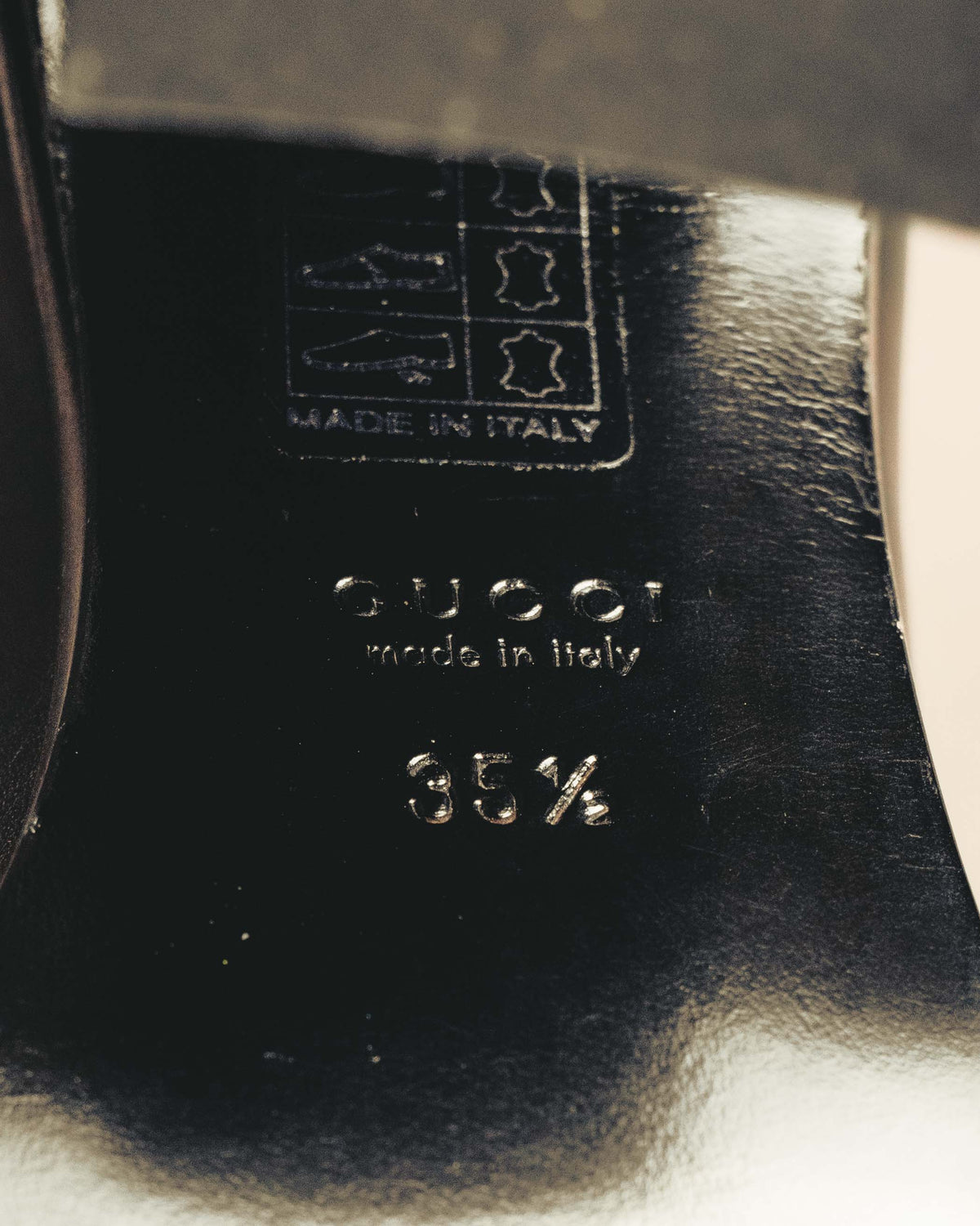 ブーツ本体内側に刻まれたGUCCI、made in Italy、サイズ35½の表記を捉えたディテールカット。