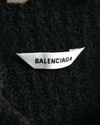 ブラックの起毛感ある編地に配された、BALENCIAGA表記のネックタグを確認できるカット。