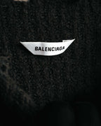 黒い畦編みの内側に配されたネックタグ。BALENCIAGAの表記を確認できるカットです。