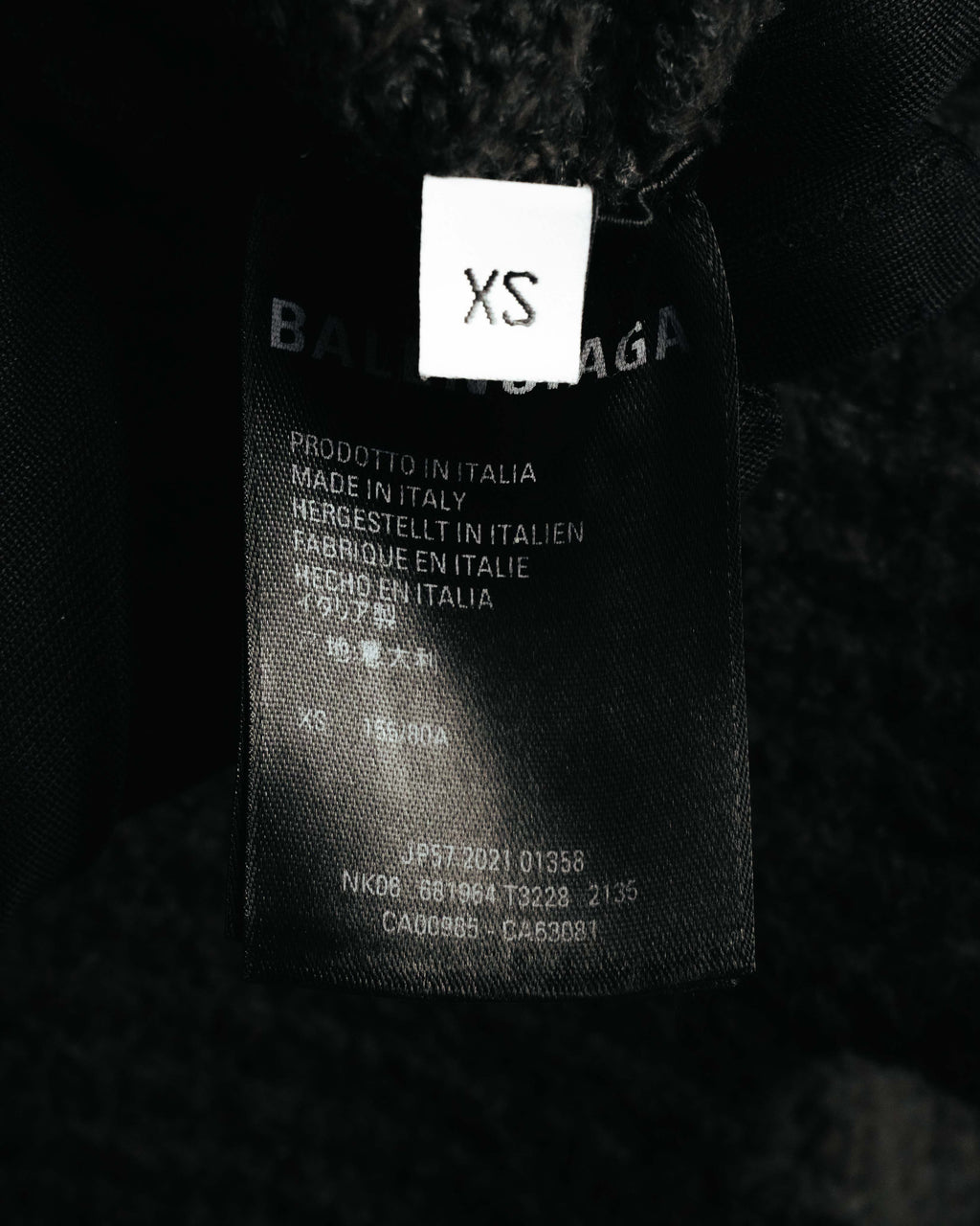 BALENCIAGA表記のネックタグと、XS表記を写した内側のタグカット。品質表示タグにはイタリア製を示す多言語表記と品番・管理コードが確認できます。