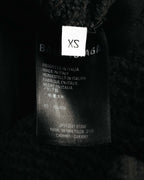 BALENCIAGA表記のネックタグと、XS表記を写した内側のタグカット。品質表示タグにはイタリア製を示す多言語表記と品番・管理コードが確認できます。