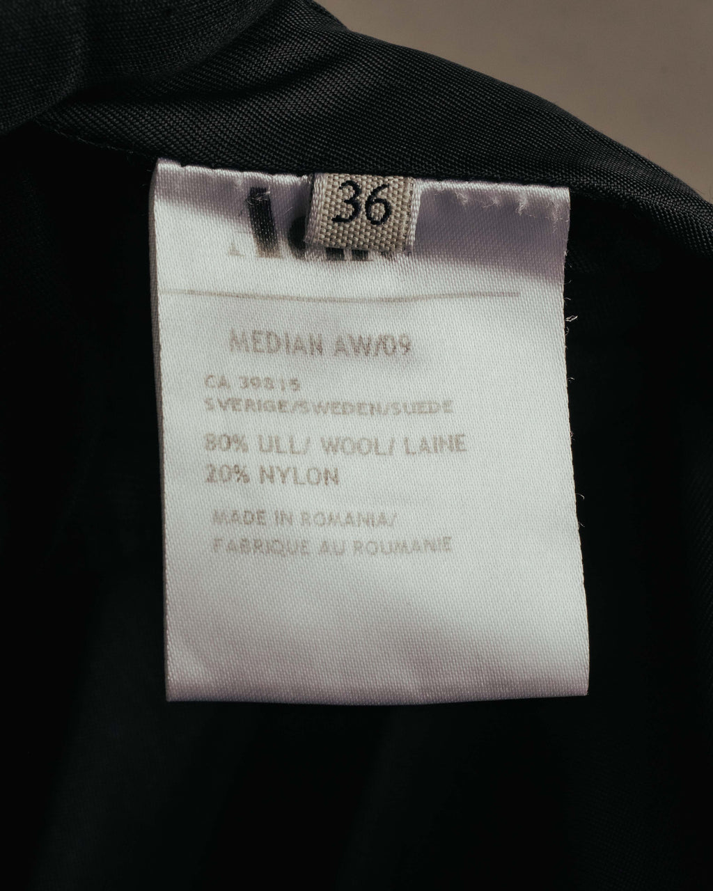 サイズ36、MEDIAN AW/09の記載を確認できる品質表示タグのカット。表地のウール80%・ナイロン20%混紡表記も読み取れます。