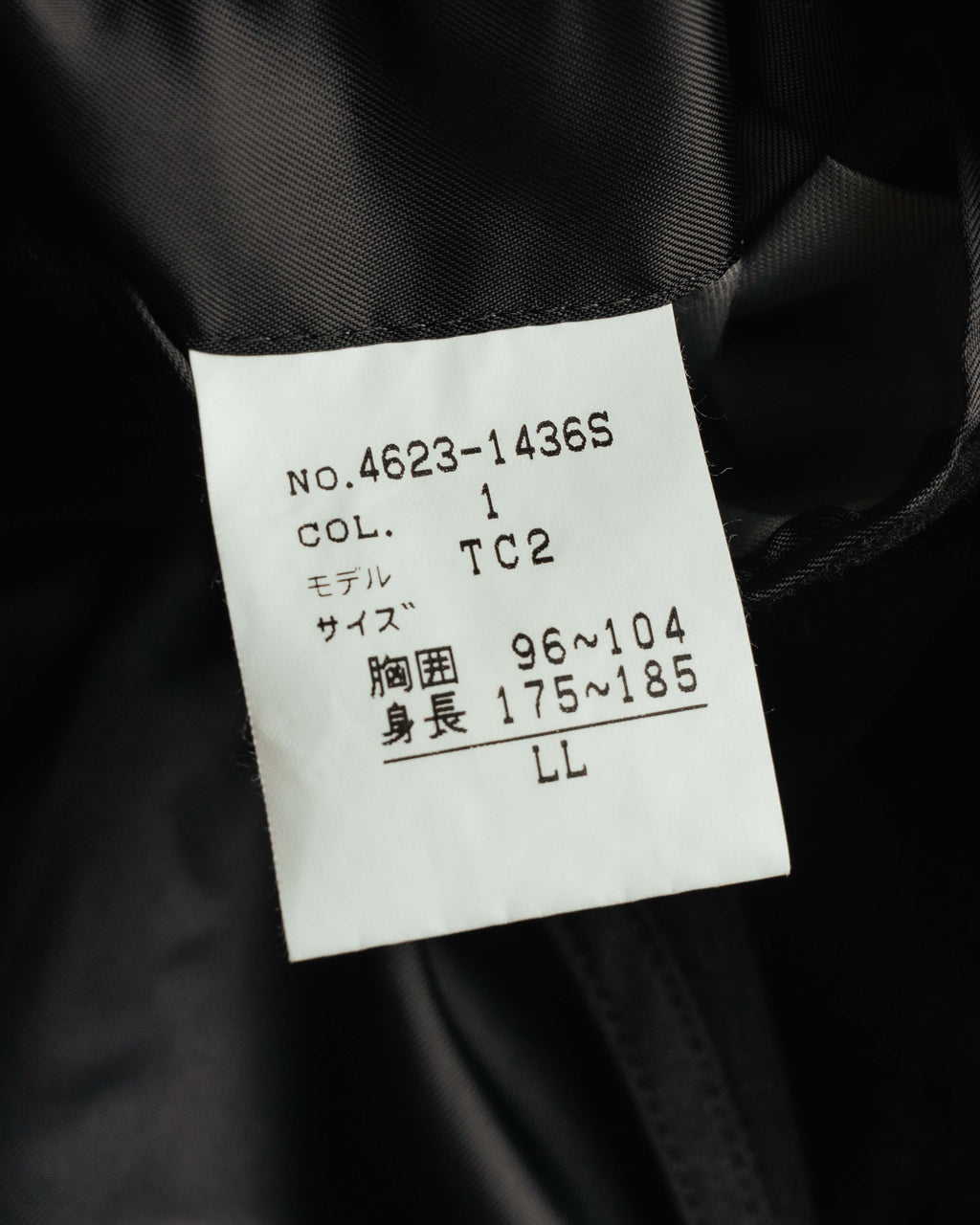 内側に配された国内向けのサイズ表記タグ。胸囲96〜104cm、身長175〜185cmを目安とするLL表記を確認できるカット。