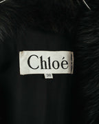 裏地側に配されたChloéのブランドネームタグと、サイズ38表記を確認できるカット。周囲にはファー状襟の毛足と滑らかなブラックの裏地が写されています。
