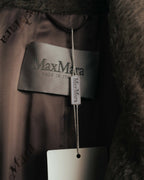 「Max Mara」「MADE IN ITALY」表記が読める内タグと、ブランドロゴが繰り返し配された光沢のある裏地のカット。首元付近には毛足のある表地も写っています。