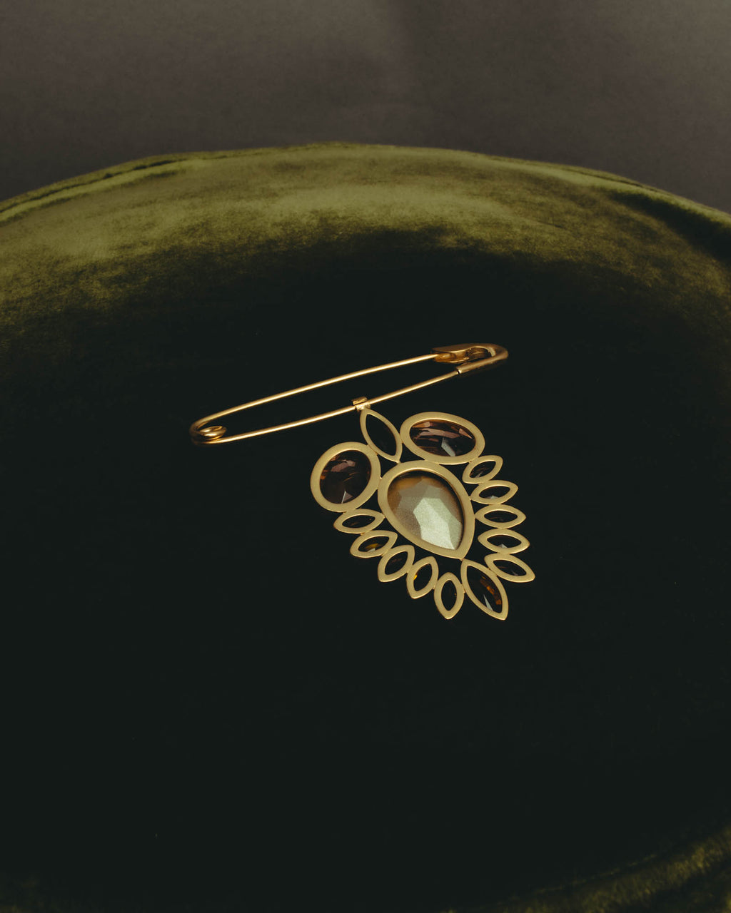 “Maison Margiela” 2020’s gold-tone crystal floral safety-pin brooch