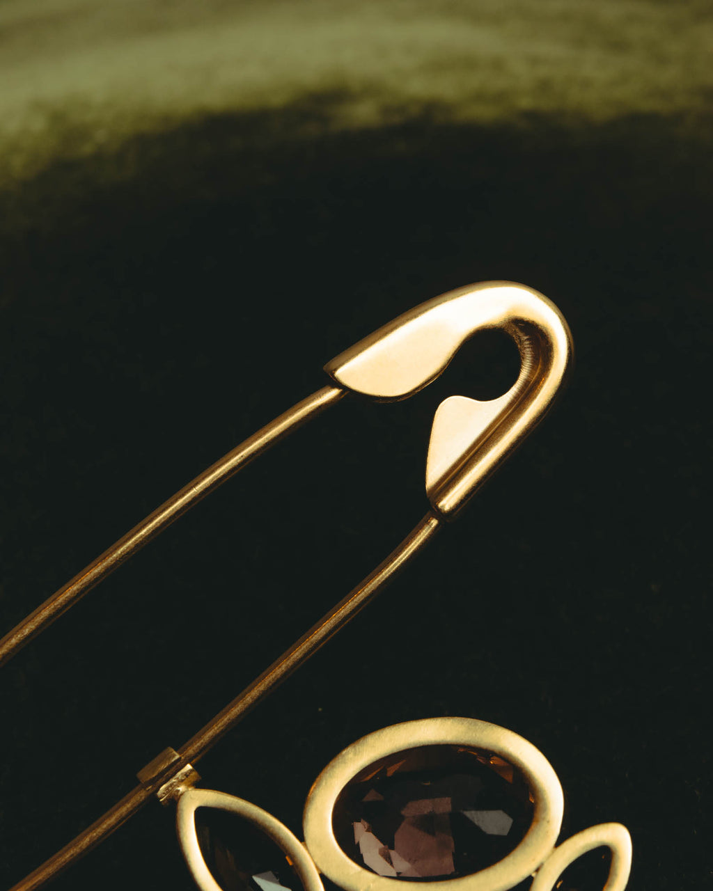 “Maison Margiela” 2020’s gold-tone crystal floral safety-pin brooch