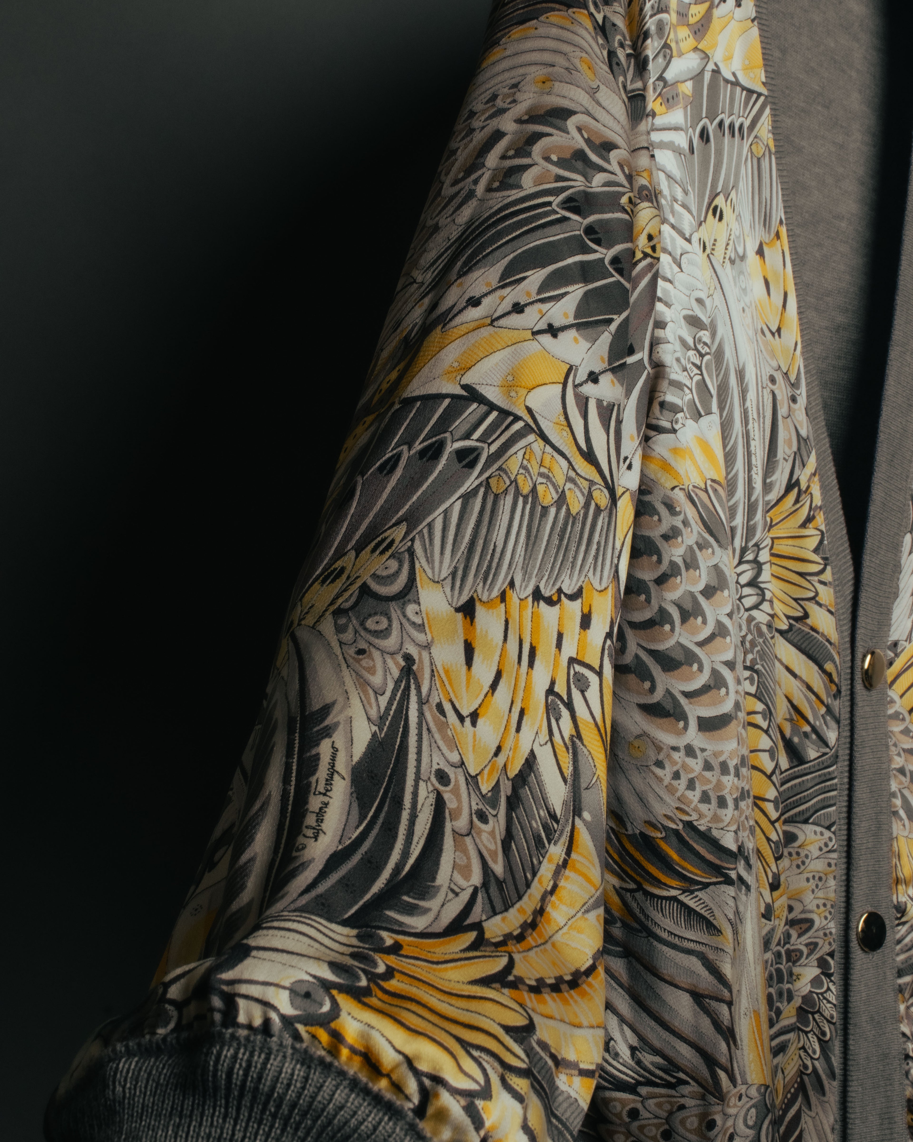 “Salvatore Ferragamo” 90’s-00’s Reversible silk panel wool cardigan