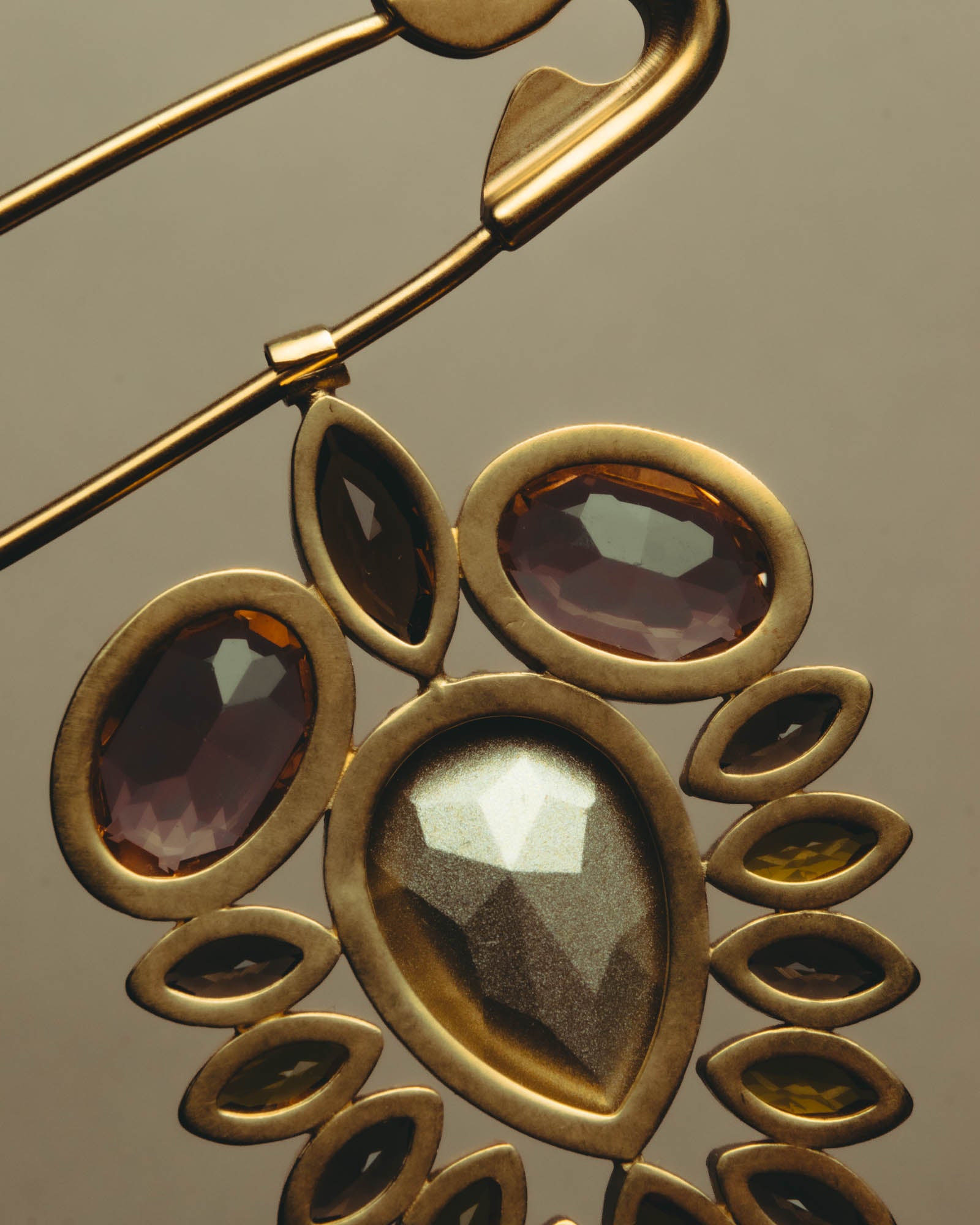 “Maison Margiela” 2020’s gold-tone crystal floral safety-pin brooch