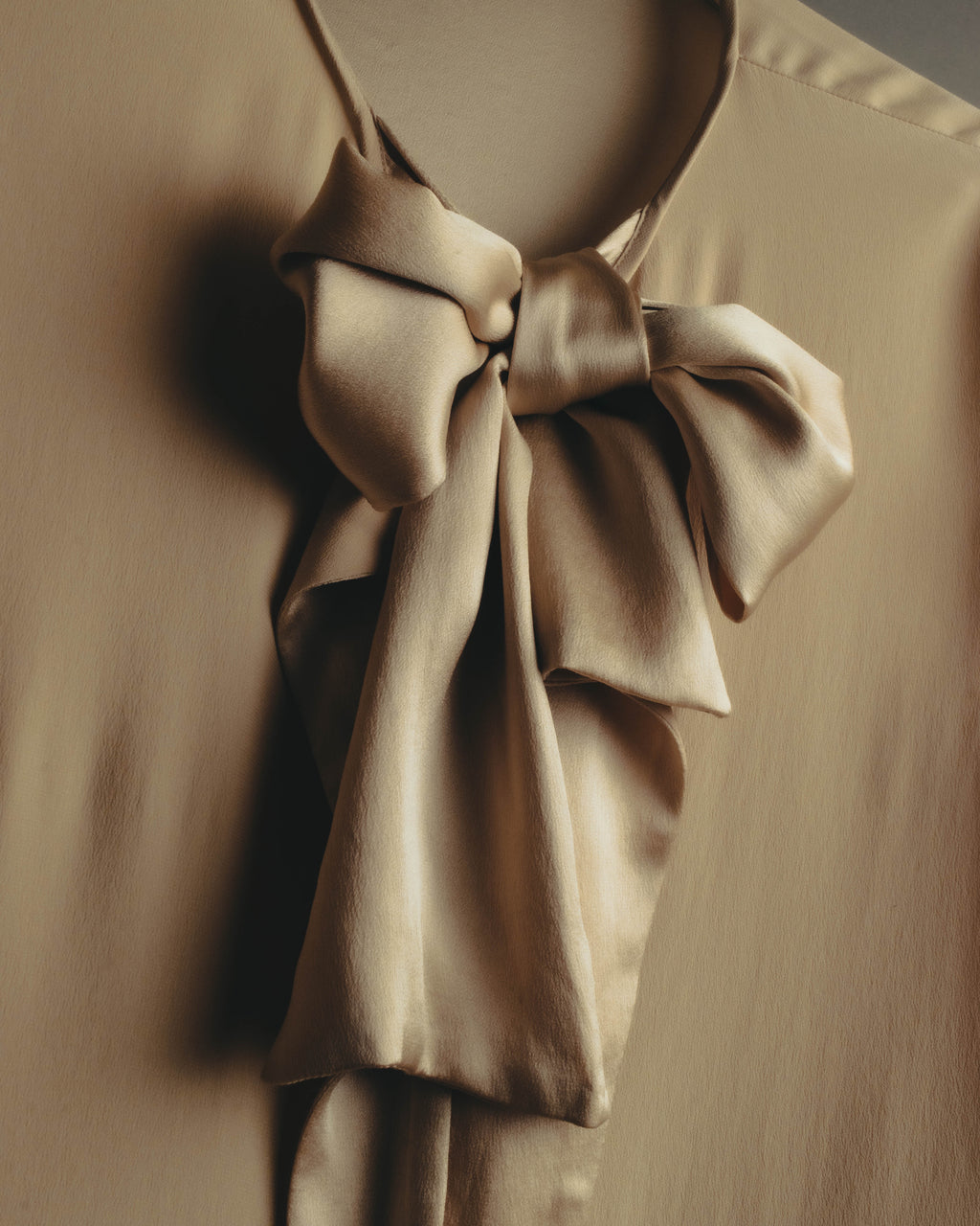 "Chloé" 10's Soft silk bow-tie blouse