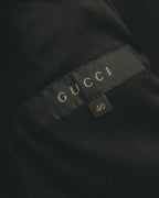 内側に縫い付けられたGUCCIのブランドタグと、サイズ40表記のタグを捉えたカット。ブランドタグの仕様を確認できるディテールです。
