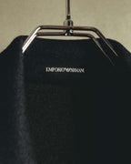 首元の内側に配された、白いイーグルロゴと「EMPORIO ARMANI」表記のブランドラベル。黒地のラベル意匠を確認できるカットです。