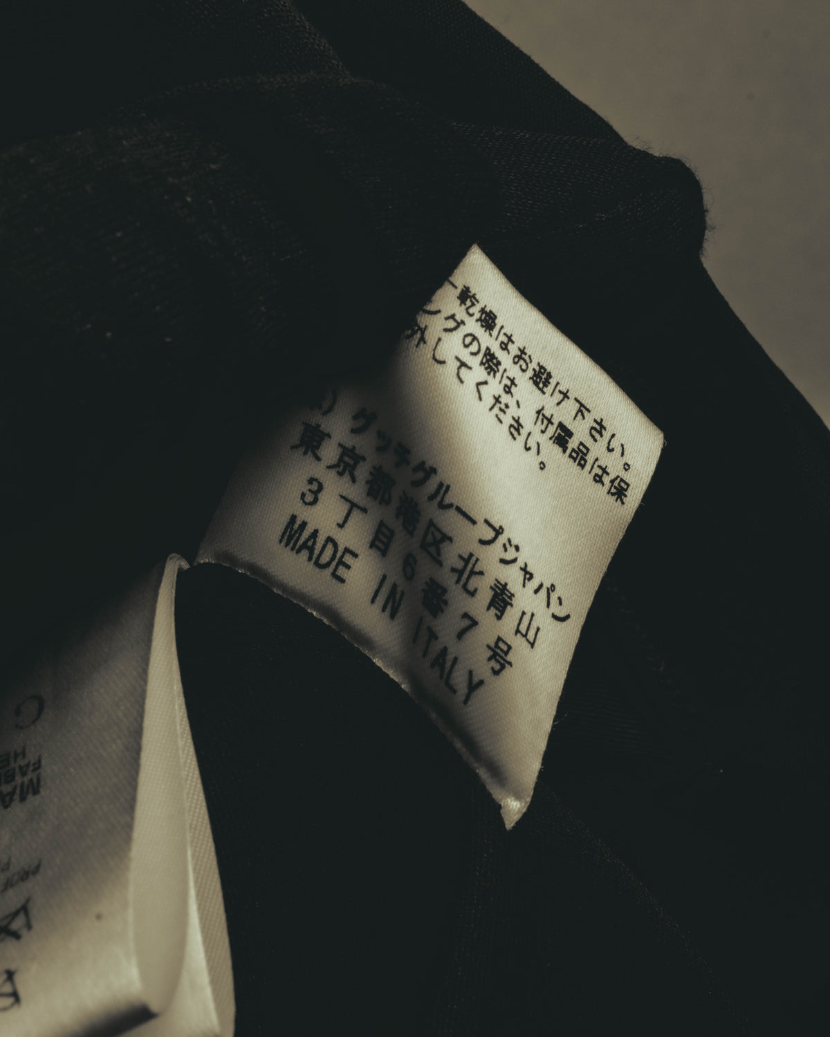 内側に配された品質表示タグのカット。ドライクリーニング表記と「MADE IN ITALY」の記載を確認できます。