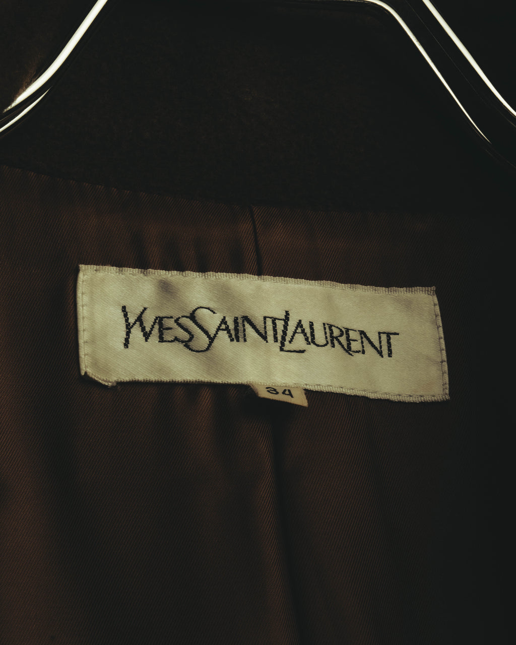 首元内側に配されたYVES SAINT LAURENTの旧来のブランドロゴタグ。サイズ表記「34」も確認できるカットです。
