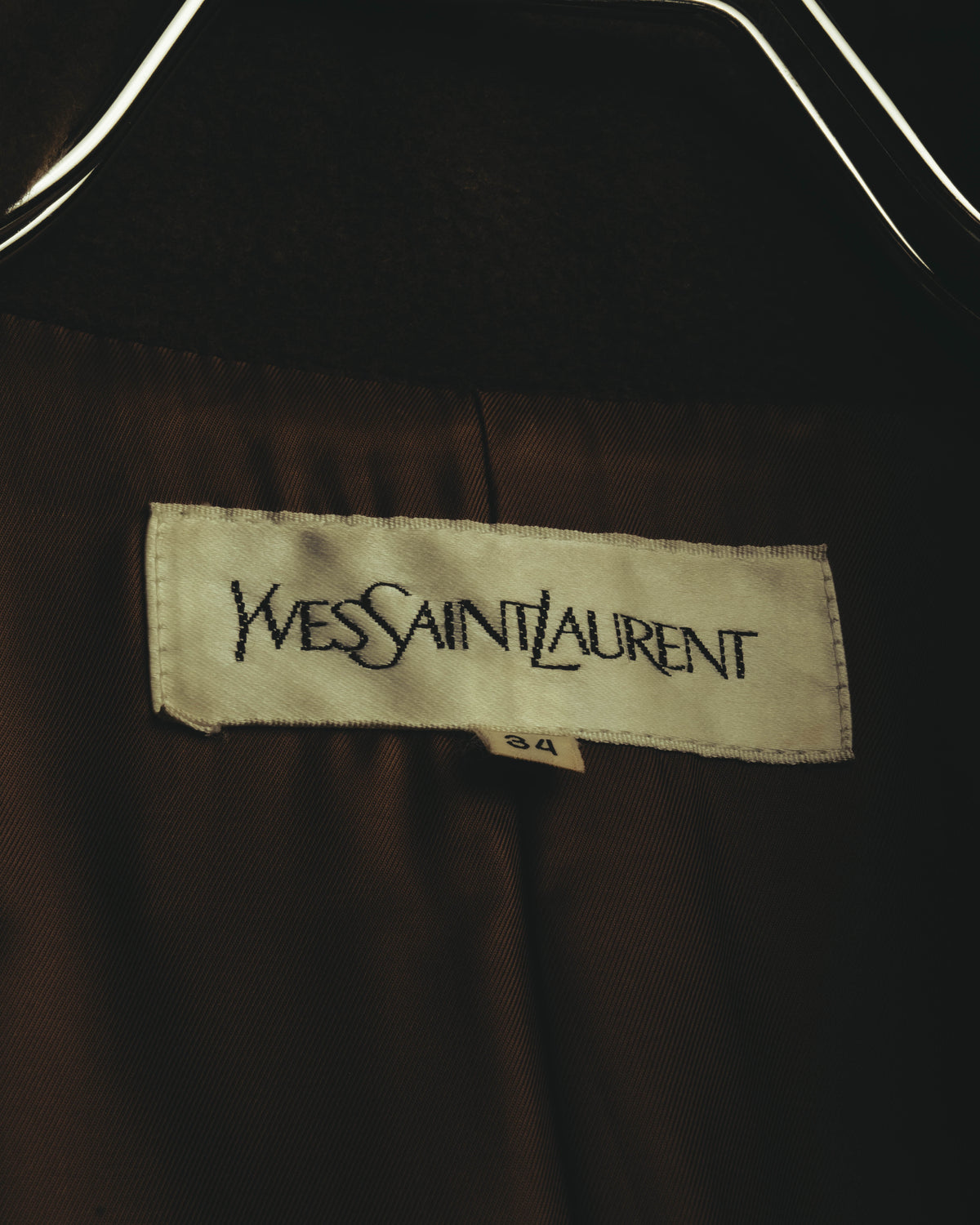 首元内側に配されたYVES SAINT LAURENTの旧来のブランドロゴタグ。サイズ表記「34」も確認できるカットです。