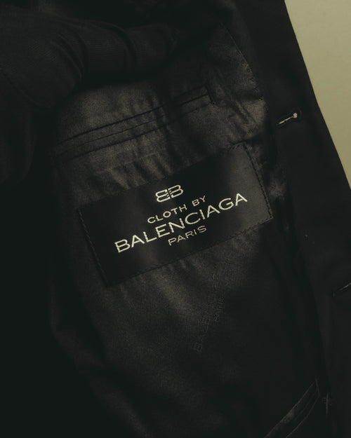 内側に配された、ダブルBのロゴと「CLOTH BY BALENCIAGA PARIS」の表記を備えた織りネームのカット。表地とは異なる、メゾンの背景を示すディテールです。