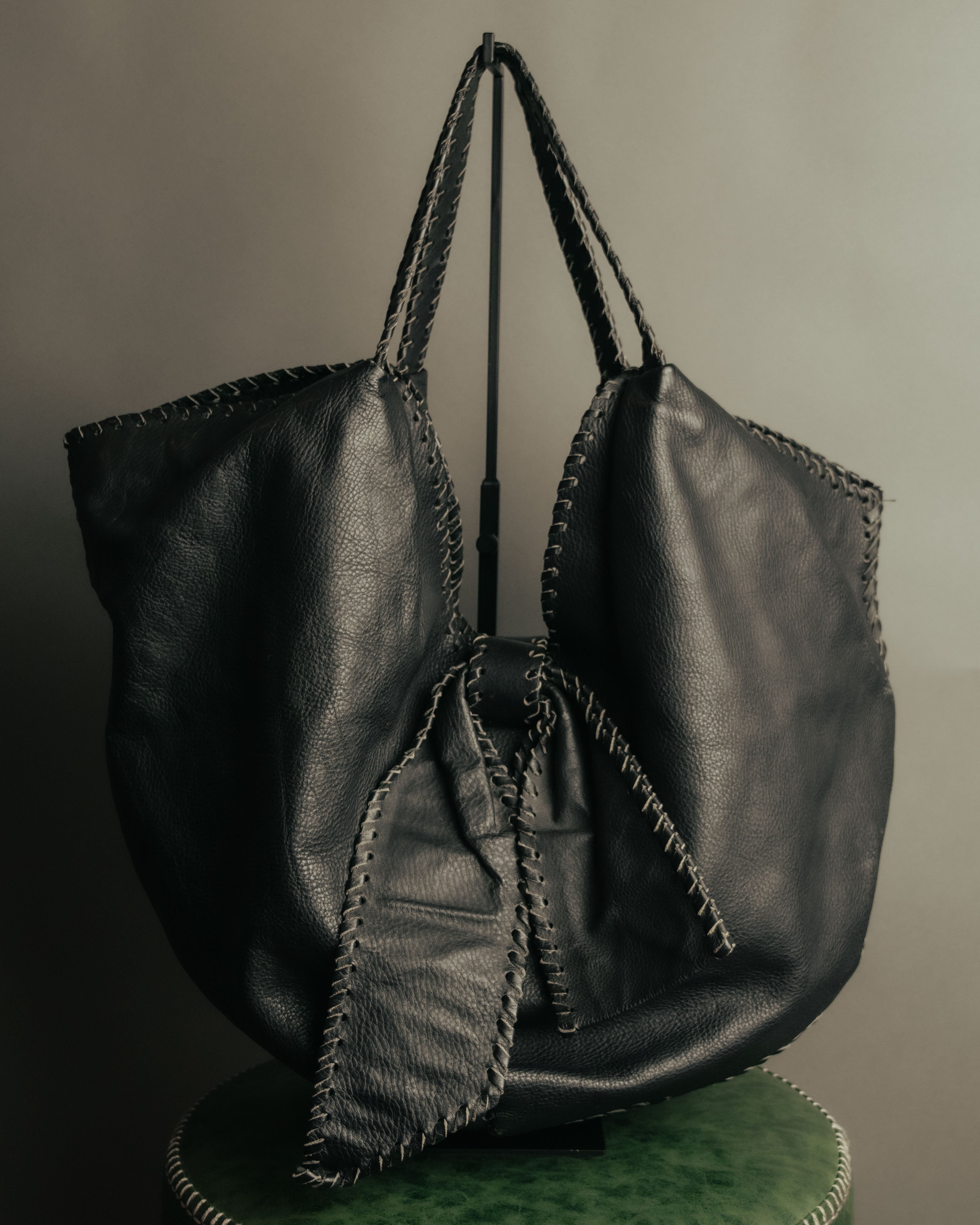 VALENTINO　ボディバッグ　ブラック 関税送料込み- VALENTINO LEATHER VLTN クロスボディバッグ (VALENTINO