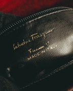 ブラックの内装へ直接施された、Salvatore Ferragamo、Firenze 17、MADE IN ITALYの金色箔押しを捉えたカット。内装のレザー質感と縁のステッチも確認できます。