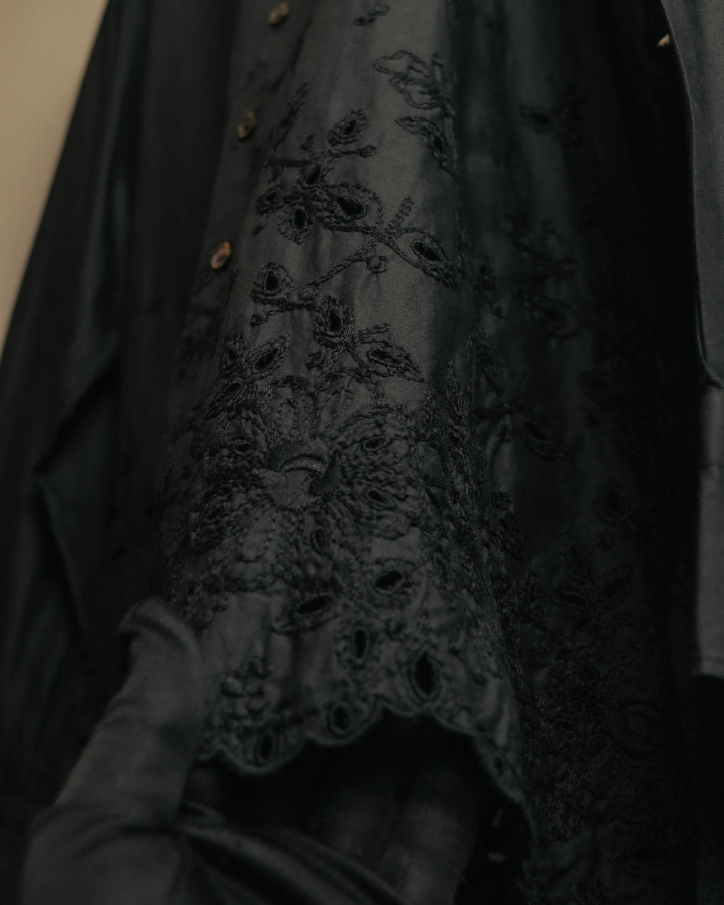 “tricot COMME des GARÇONS” 2020 Floral embroidery stand collar shirt