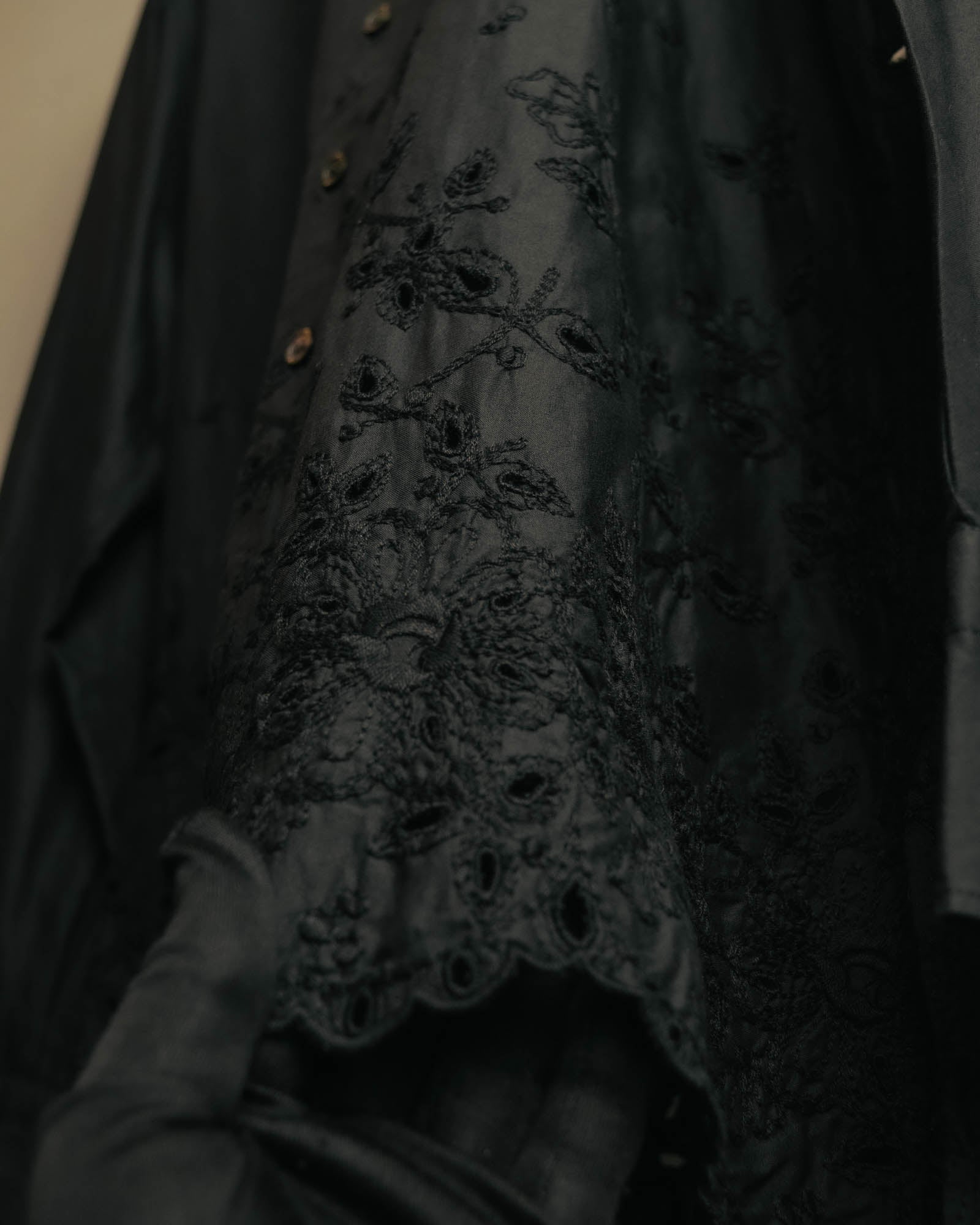 “tricot COMME des GARÇONS” 2020 Floral embroidery stand collar shirt