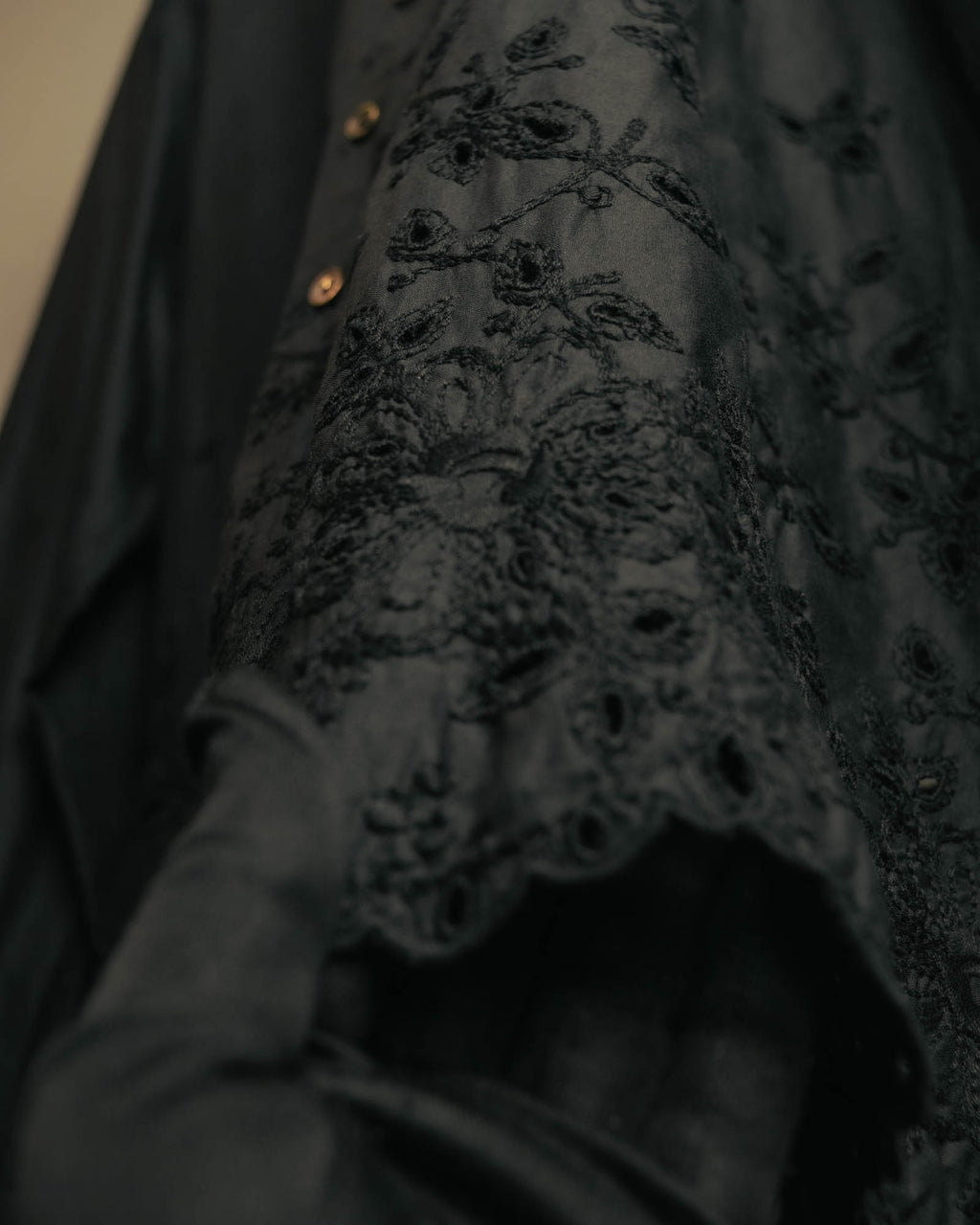 “tricot COMME des GARÇONS” 2020 Floral embroidery stand collar shirt