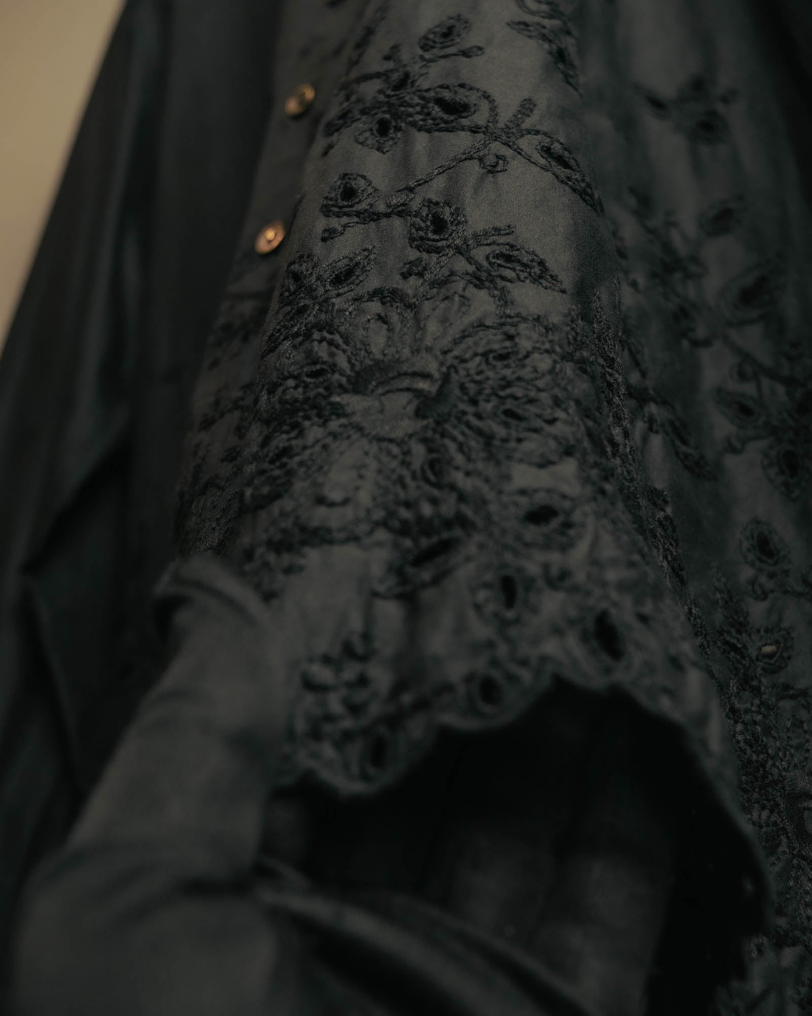 “tricot COMME des GARÇONS” 2020 Floral embroidery stand collar shirt