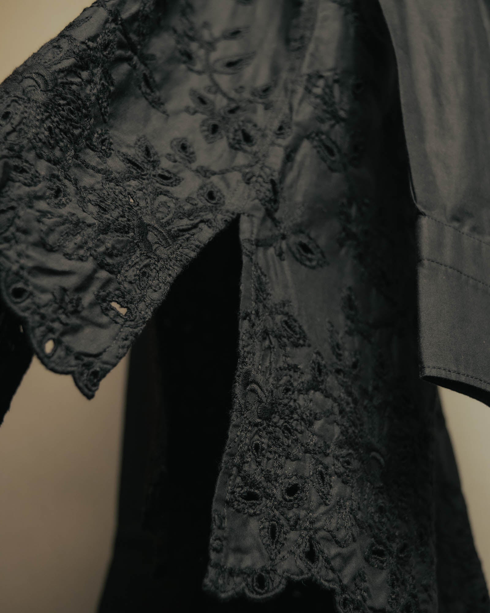 “tricot COMME des GARÇONS” 2020 Floral embroidery stand collar shirt