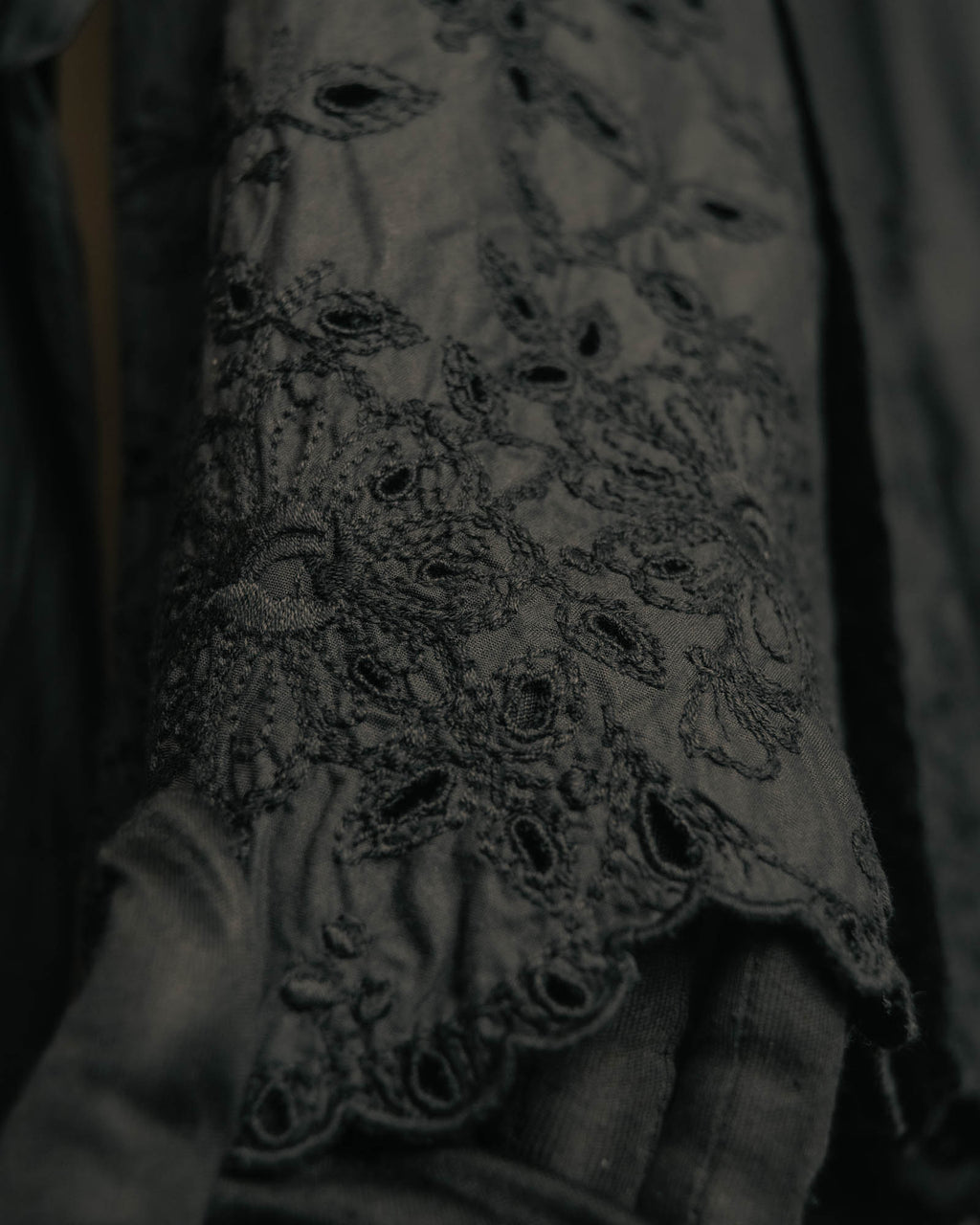 “tricot COMME des GARÇONS” 2020 Floral embroidery stand collar shirt