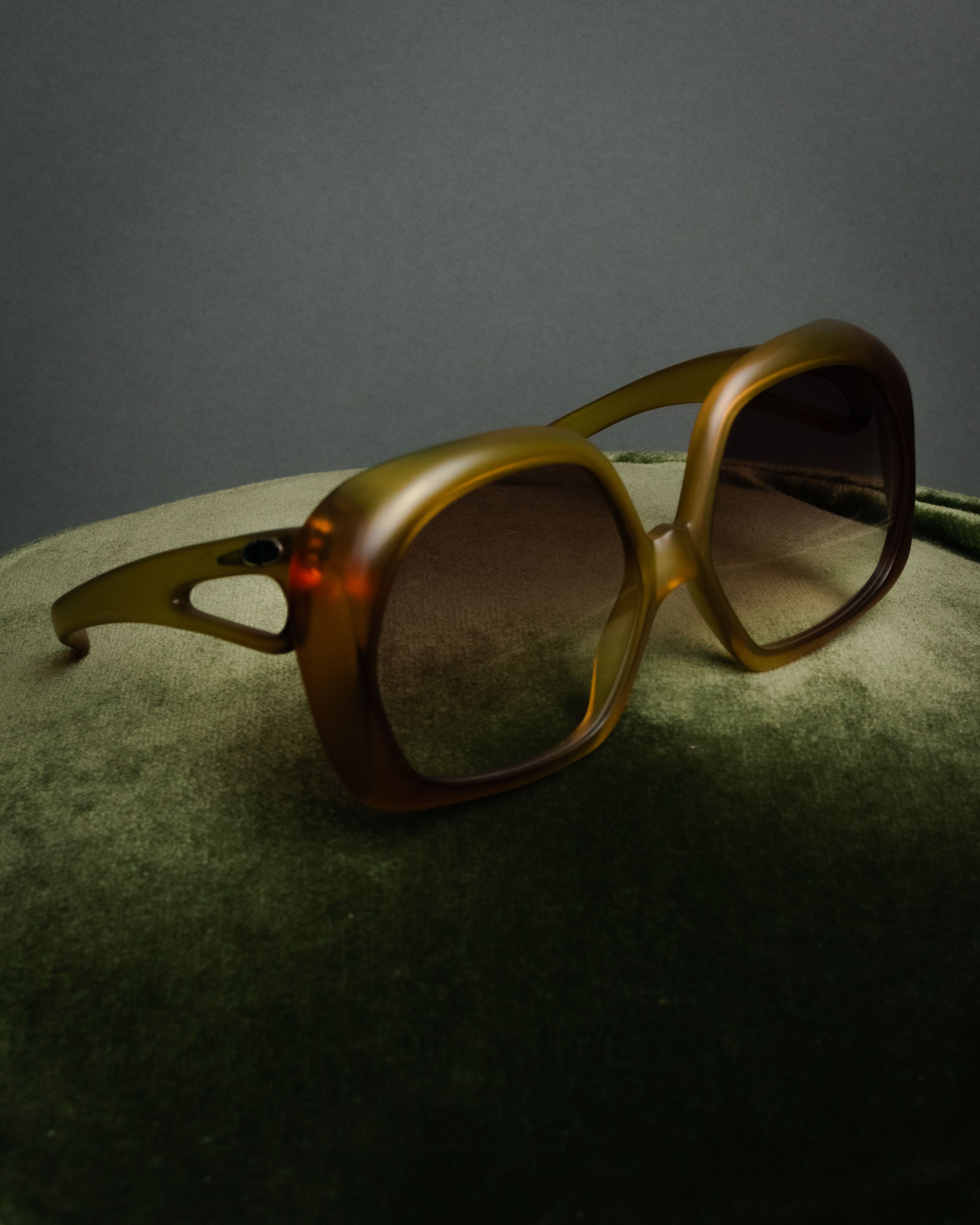 “Christian Dior” 2000’s Cutout temple oversized sunglasses