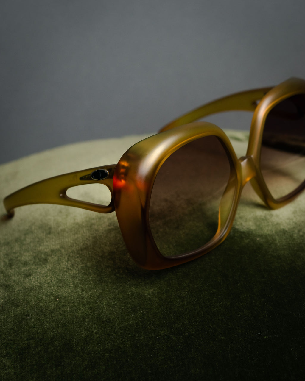 “Christian Dior” 2000’s Cutout temple oversized sunglasses