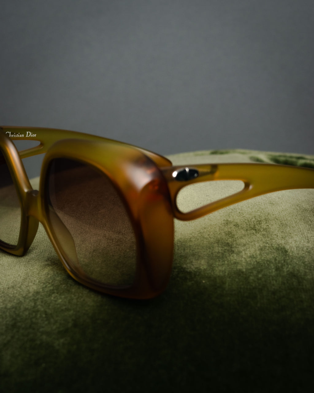 “Christian Dior” 2000’s Cutout temple oversized sunglasses