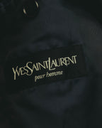 裏地に配された「Yves Saint Laurent pour homme」のブランドタグを写したカット。1990年代後半から2000年代にかけての製品背景に言及する箇所と照合しやすいディテールです。