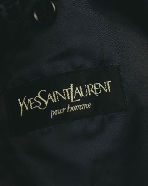 裏地に配された「Yves Saint Laurent pour homme」のブランドタグを写したカット。1990年代後半から2000年代にかけての製品背景に言及する箇所と照合しやすいディテールです。