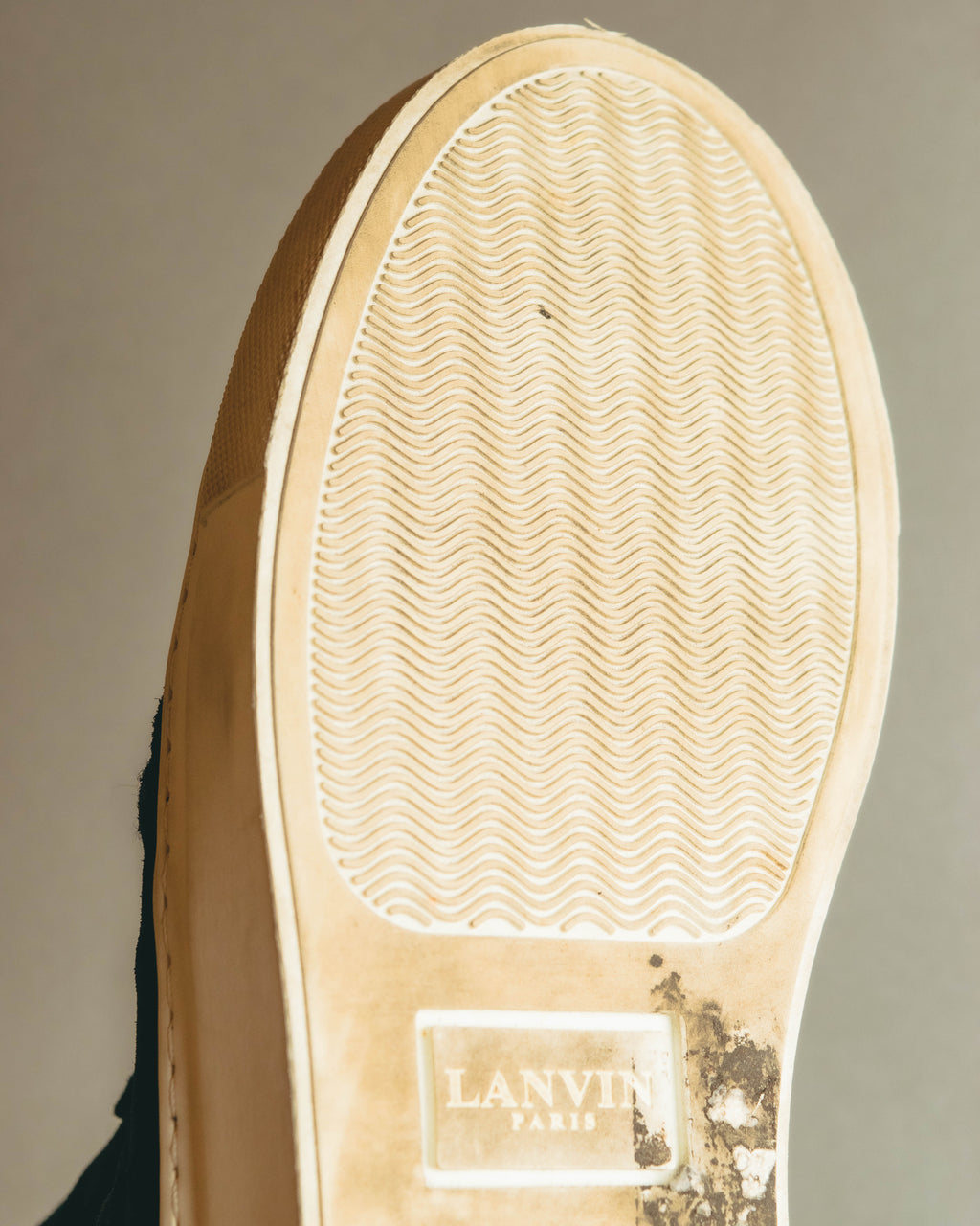 オフホワイト系ラバーアウトソールを写したディテールカット。波状のトレッドと「LANVIN PARIS」の刻印、ソールに見られる黄味や使用感を確認できます。