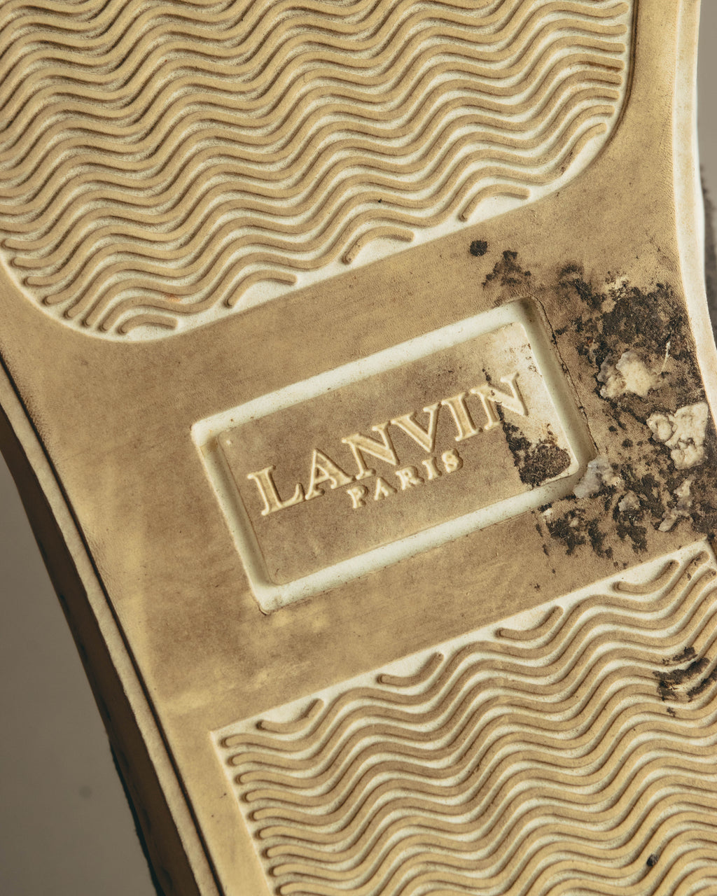 アウトソール中央に配されたLANVIN PARISのブランド刻印と、波型のトレッドを捉えたディテールカット。オフホワイト系ラバーソールには黄味や使用感が見受けられます。