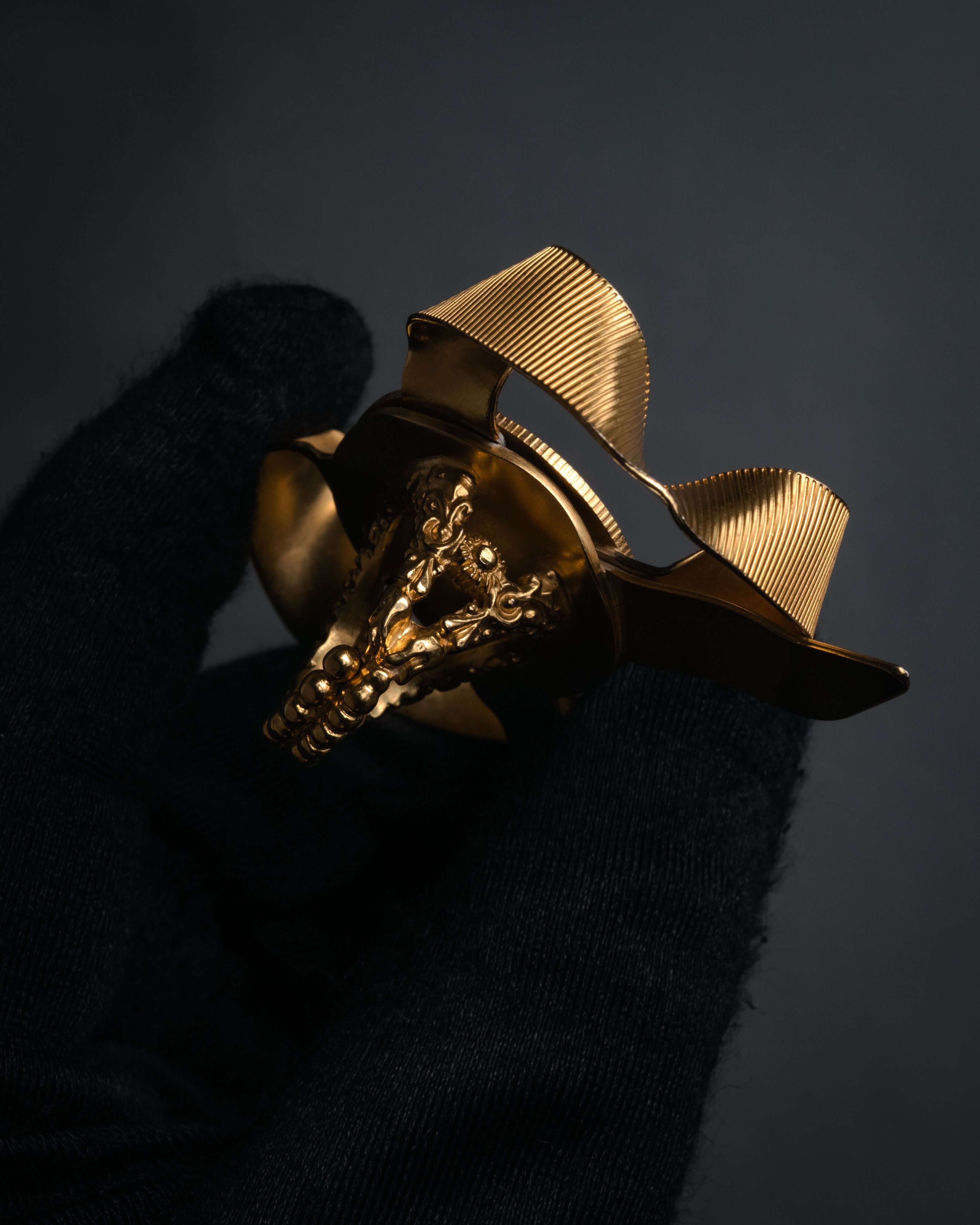 –SPECIAL– “GUCCI” 2010’s Ribbon crest statement ring