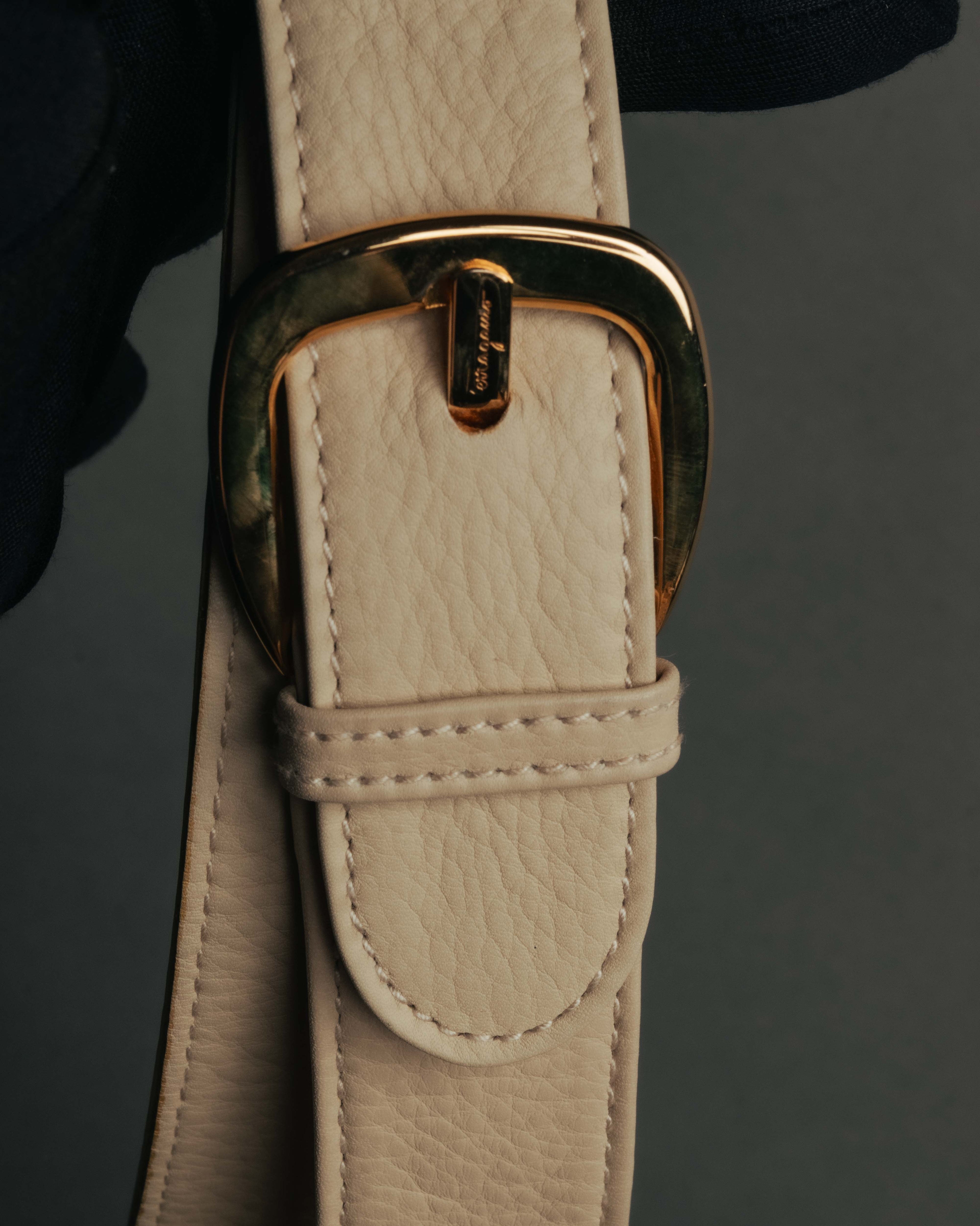“Salvatore Ferragamo” 90’s-00’s Gancini leather shoulder bag