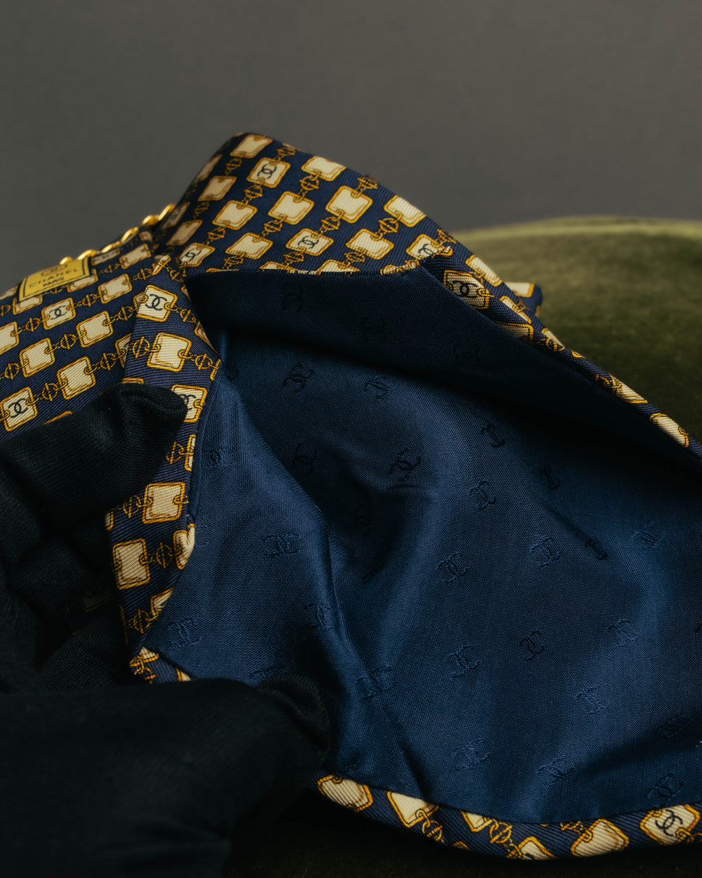 “CHANEL” 90’s-00’s Chain motif silk tie