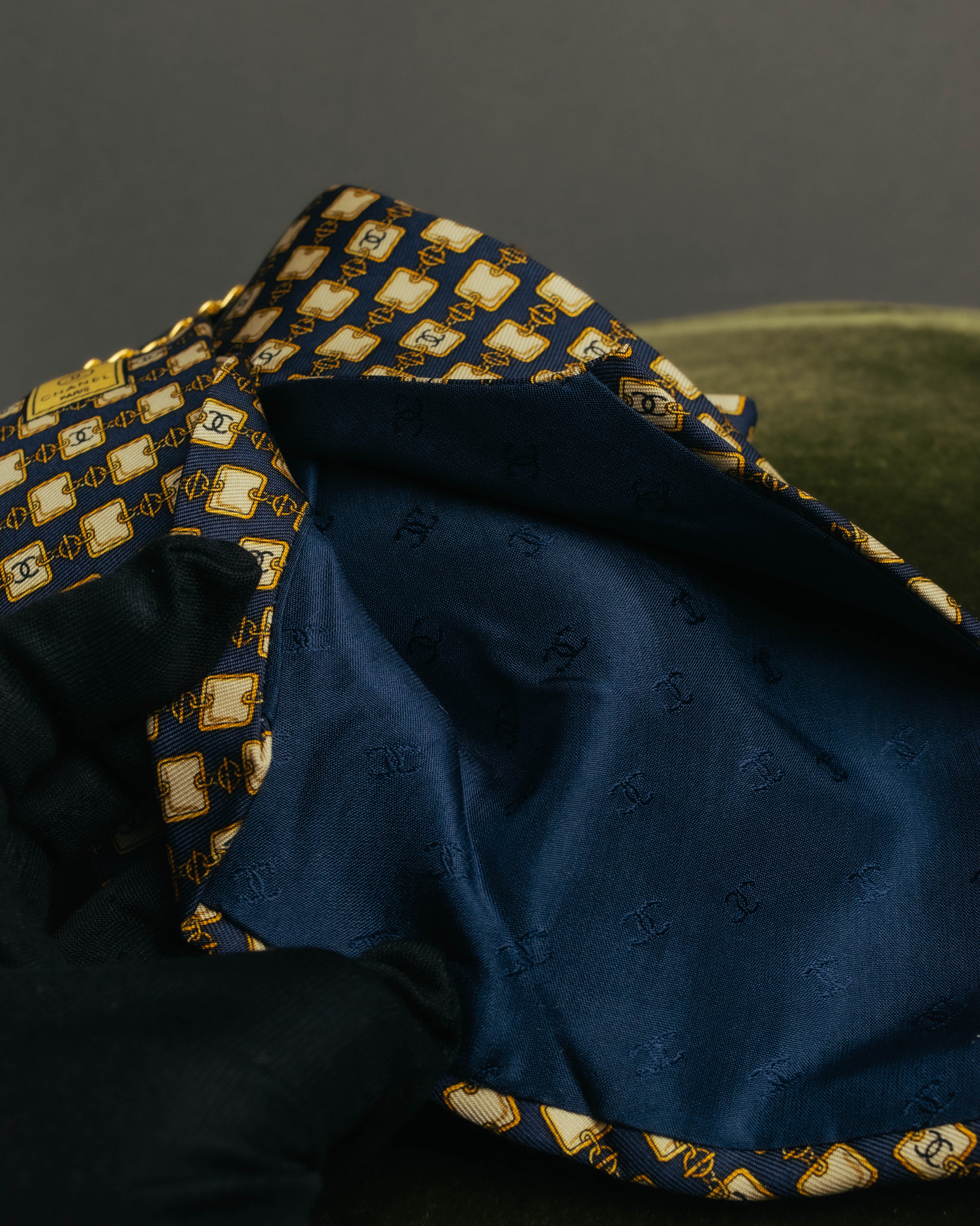 “CHANEL” 90’s-00’s Chain motif silk tie