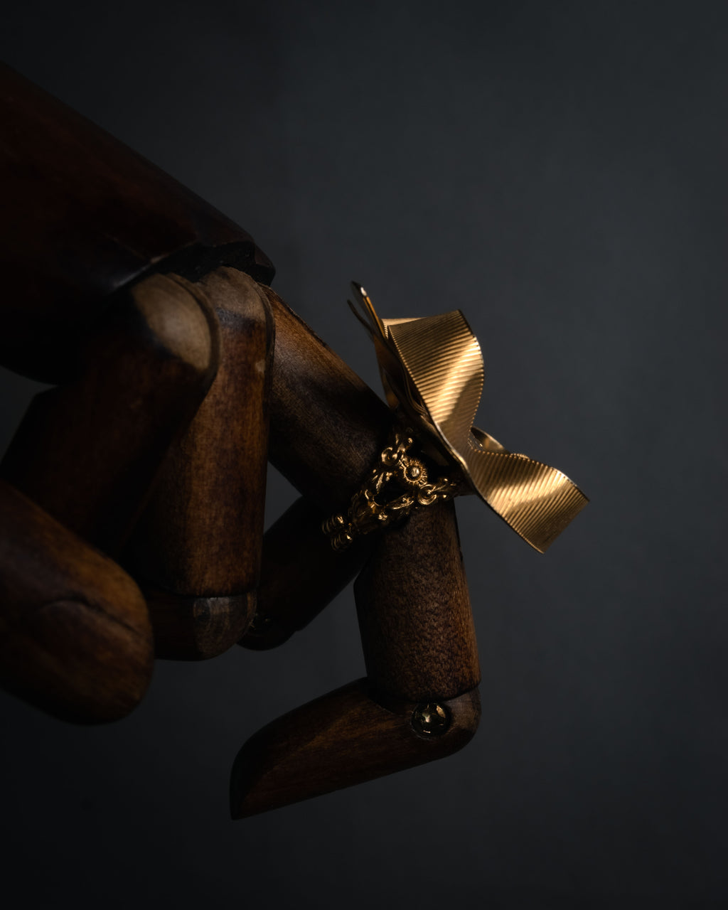 –SPECIAL– “GUCCI” 2010’s Ribbon crest statement ring