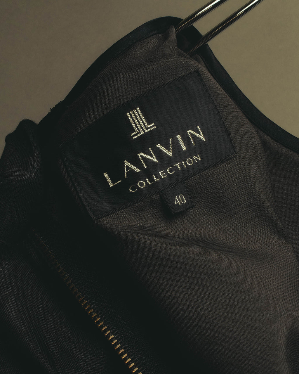 襟元に配された「LANVIN COLLECTION」の織りネームと、サイズ40表記のタグを確認できるカット。滑らかなポリエステル裏地と背面中央のメタルファスナーも写っています。