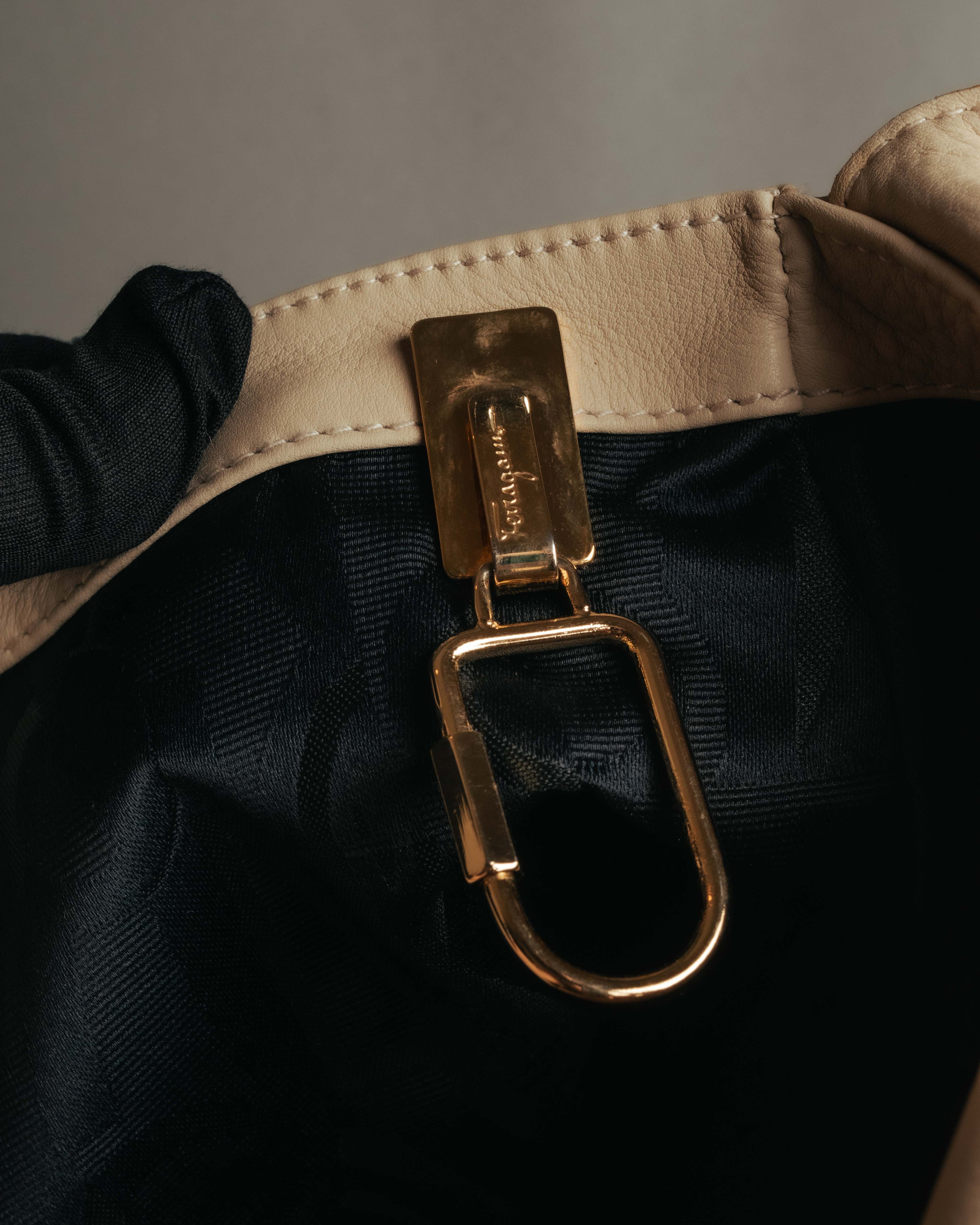 “Salvatore Ferragamo” 90’s-00’s Gancini leather shoulder bag