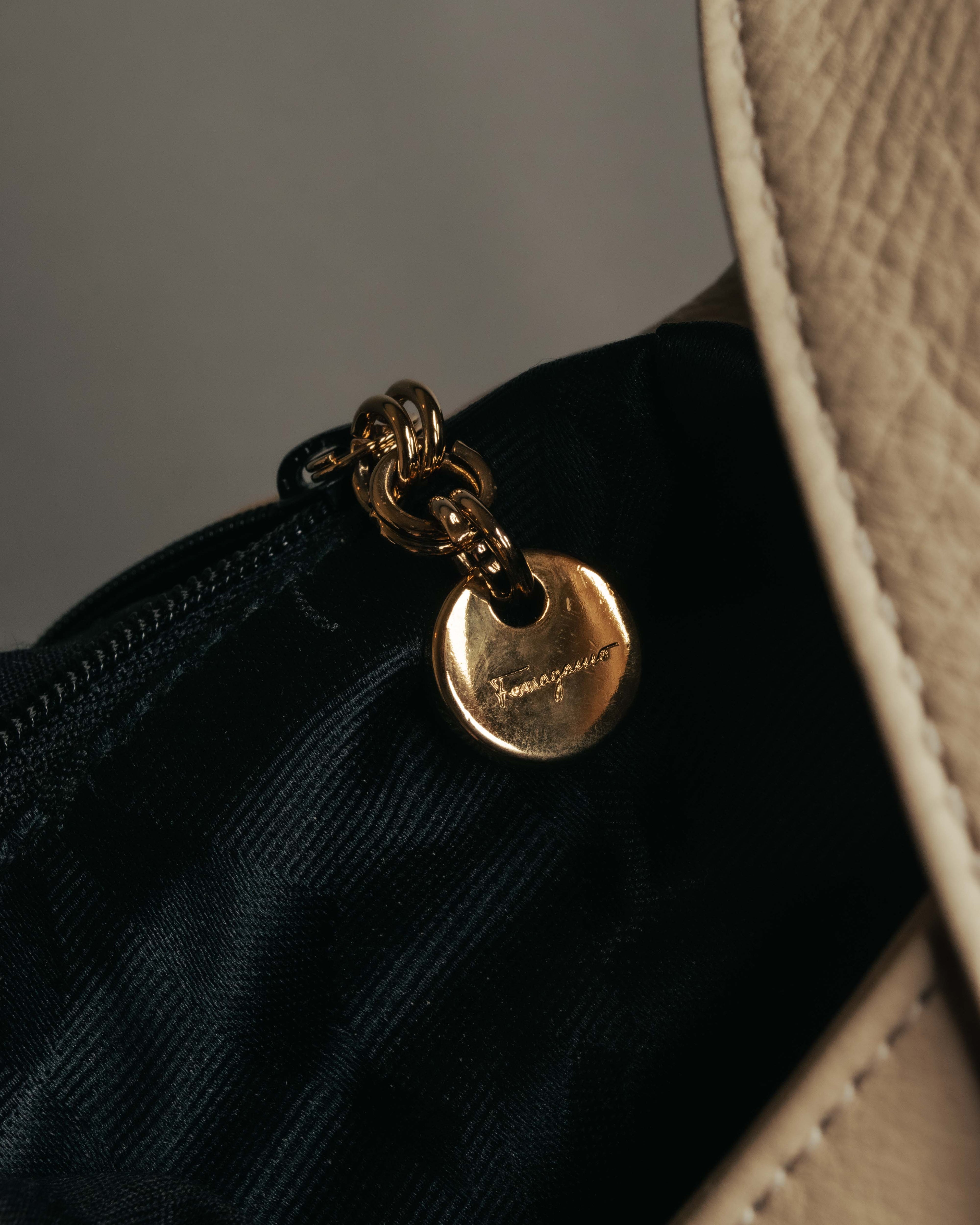 “Salvatore Ferragamo” 90’s-00’s Gancini leather shoulder bag