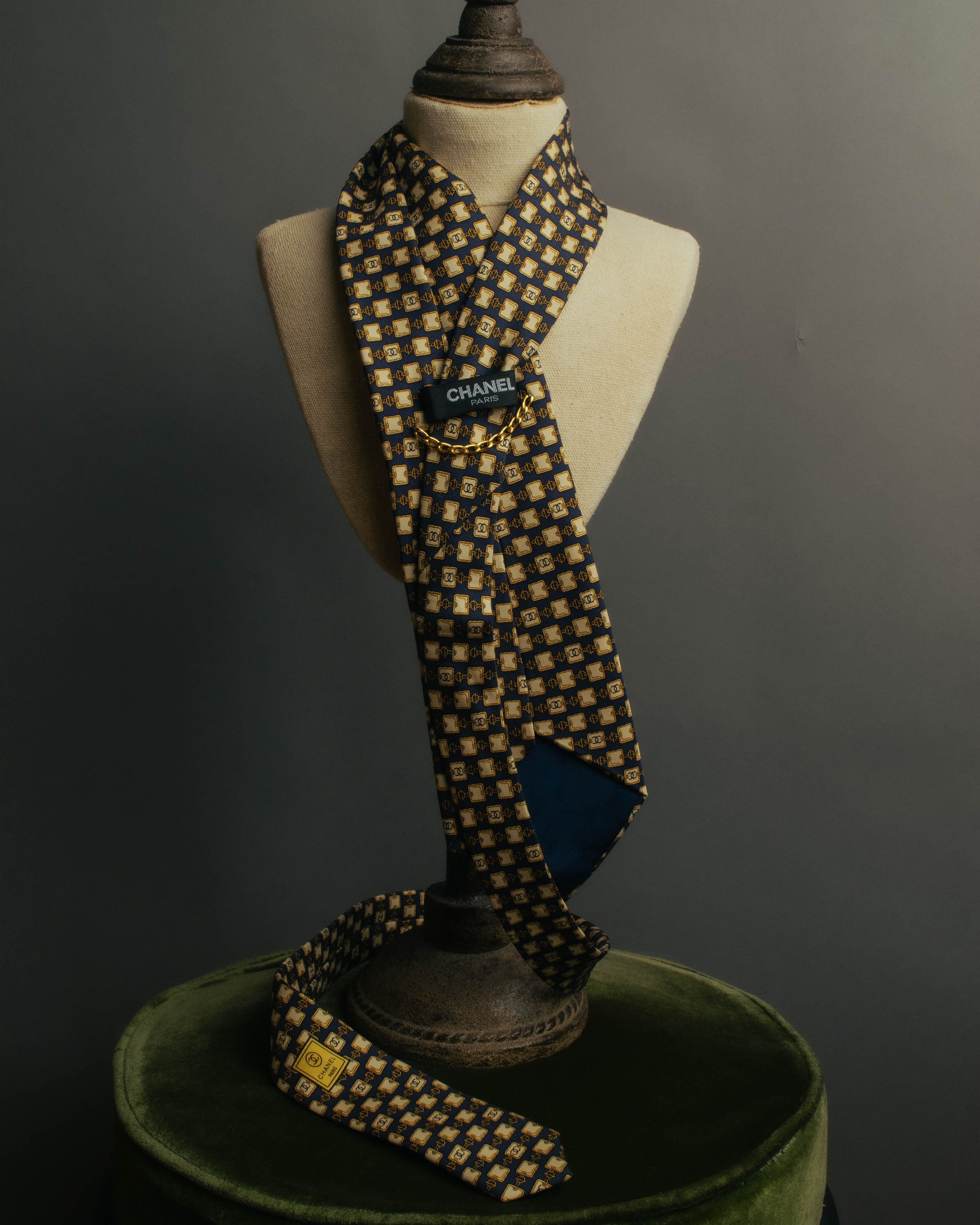 “CHANEL” 90’s-00’s Chain motif silk tie