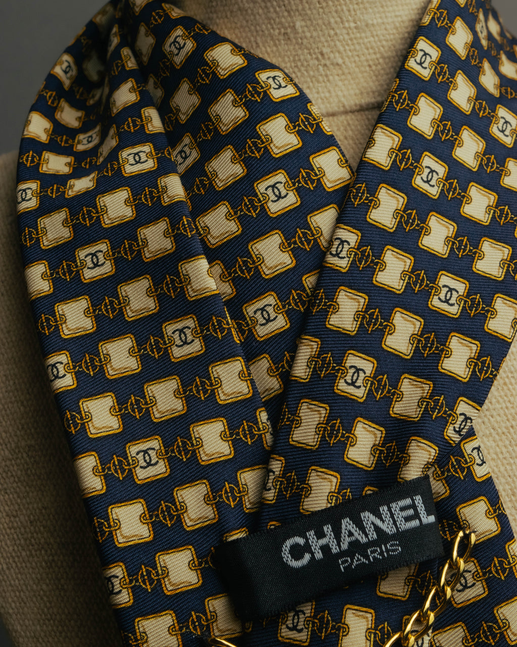 “CHANEL” 90’s-00’s Chain motif silk tie